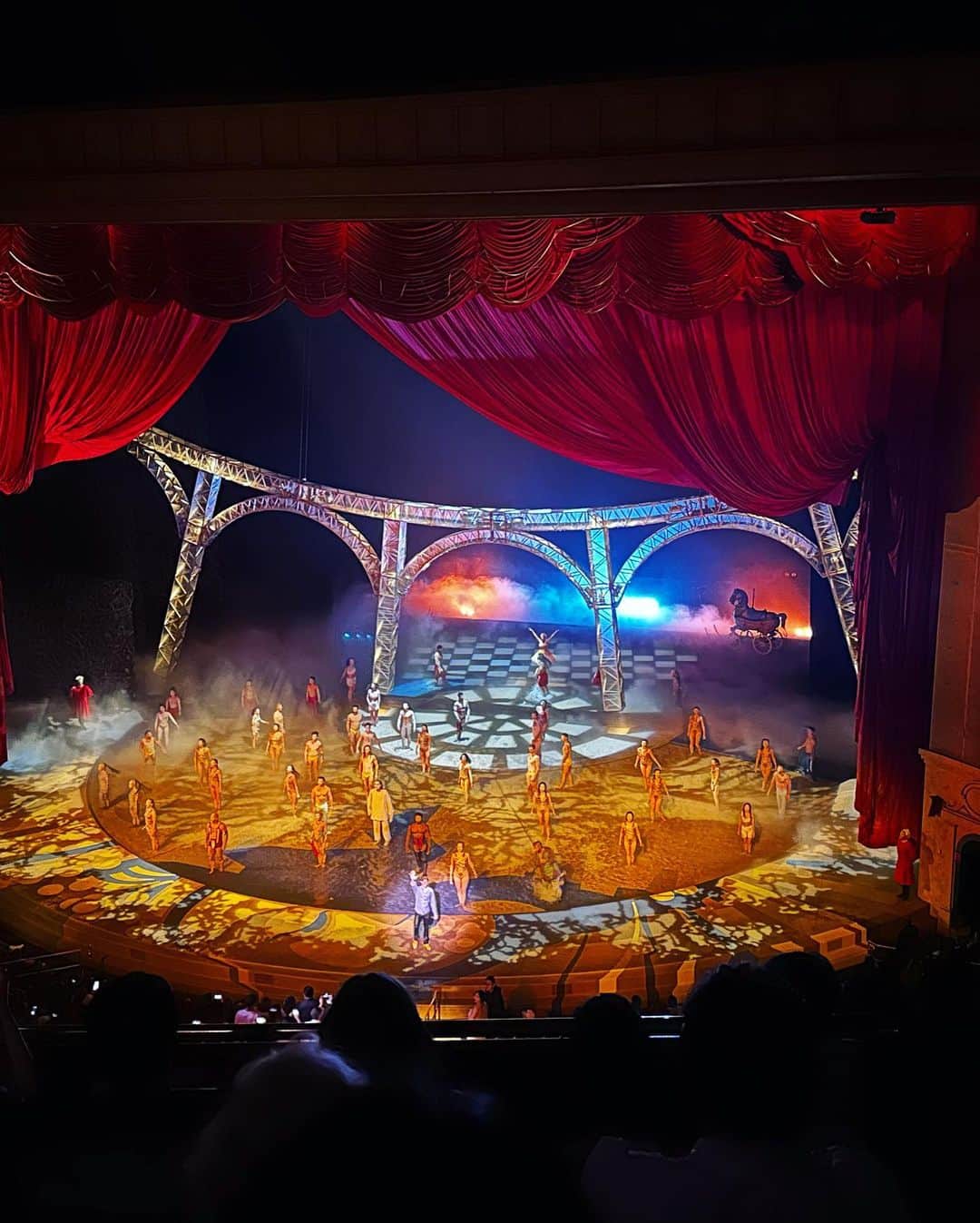 宮坂灯里さんのインスタグラム写真 - (宮坂灯里Instagram)「I went to see Cirque du Soleil “O”🤡🎪 Impressed by the amazing performance.  念願のシルク・ドゥ・ソレイユ Oを見に行ってきました✨ 圧巻のパフォーマンスに感動🥹！  #cirquedusoleil  #LasVegas #シルクドソレイユ」6月24日 0時42分 - m.akari27