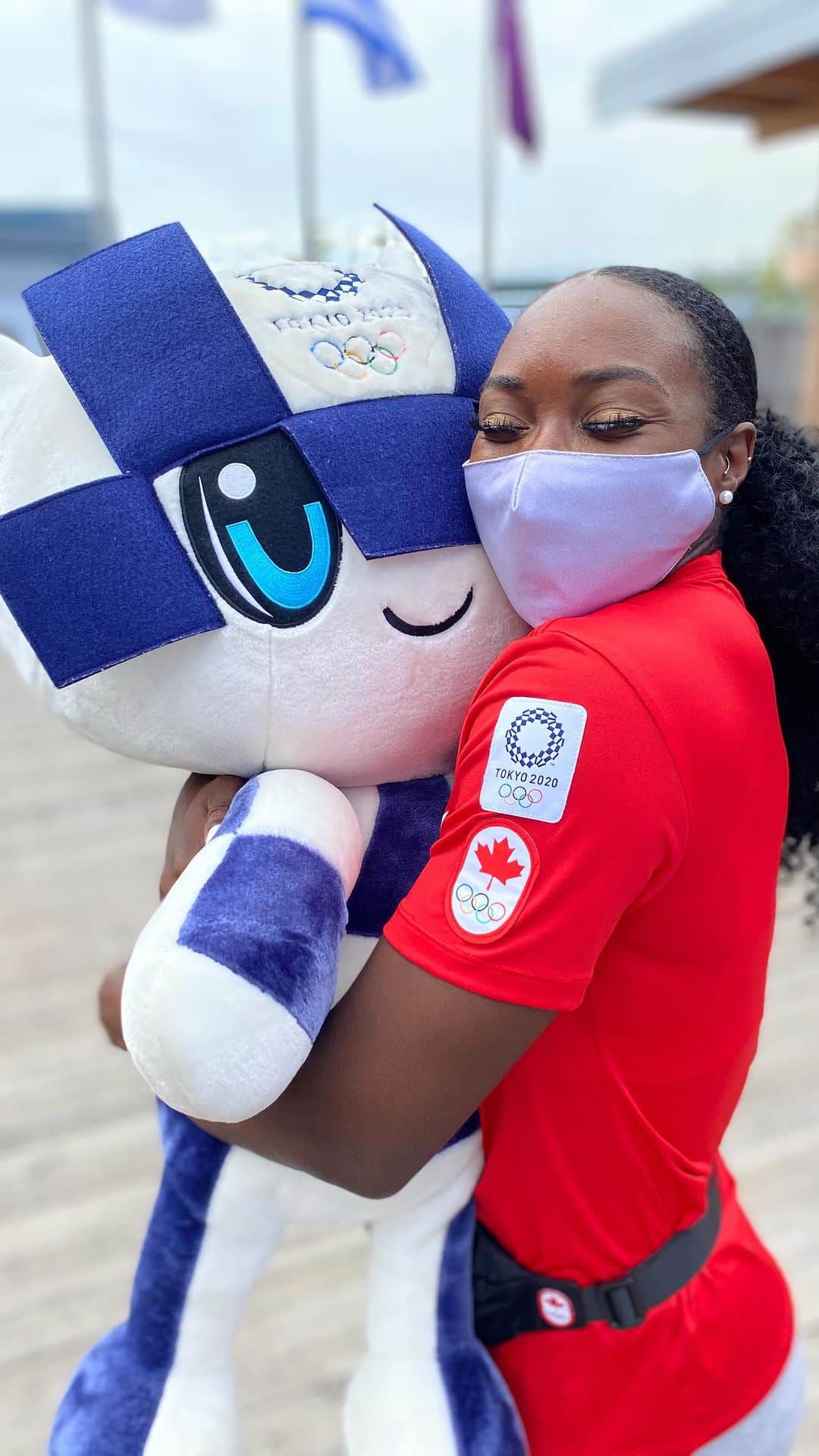 カミカ・ビンガムのインスタグラム：「Is it really International Olympic Day without an EXCLUSIVE tour inside the Tokyo 2020 Olympic athletes village?! So many people ask me, “What’s the Olympics like?!” Or “What was a covid Olympics like?” Well here’s your answer‼️ 🎥: @gallowgate83」