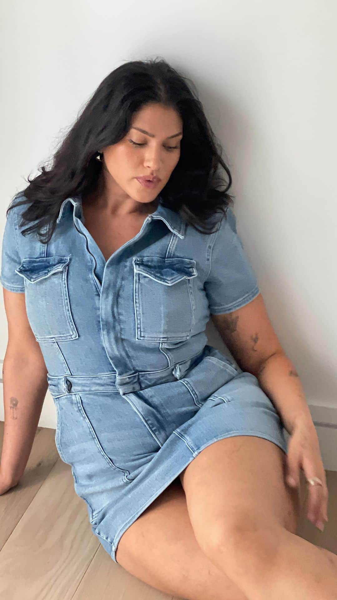 La'Tecia Thomasのインスタグラム：「A summer denim MUST!! @goodamerican mini 🥵👖👗 #goodamerican」