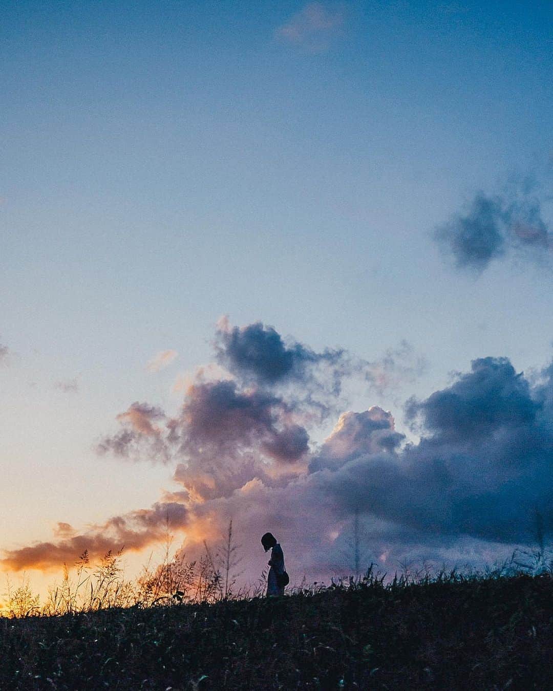Yuma Takatsukiのインスタグラム：「. . . sunset . . . . . . なんでもない日に撮影した日。 なにかと追われまくってる6月だけど 最後まで走り切りたい。 ⁡ それでは今日もお疲れさまでした！ . Osaka／Japan X-Pro2／XF23mmF1.4 R . -----------------------------------------  ITTOKO写真展『ほな、いっとこ！』 vol.4 　　　　　　　　　　　　　　　〜FIND〜  会期 : 2023.06.28(水)〜07.03(月) 時間 : 12:00〜20:00 　　　(初日は14:00~,最終日は18:00迄) 場所 : イロリムラ 2F 〒 530-0016 大阪府大阪市北区中崎1丁目4番15号  ----------------------------------------- . #fujifilm  #fujifilm_xseries  #XF23mmF14R #富士フイルム  . ―――――――――――――――――――――――――― 関西を中心にフリーランスで活動しています。 Web広告、個人撮影、家族撮影、PR撮影など、 6月以降の撮影依頼募集中です。 ⁡ ⁡Yuma Takatsukiオリジナルプリセットも販売中です。 ⁡プロフィールのポートフォリオサイトからご覧下さい。  またフォトサークルITTOKOという活動をしています。 ⁡ハイライトに色んなイベントをまとめています。 ――――――――――――――――――――――――――」
