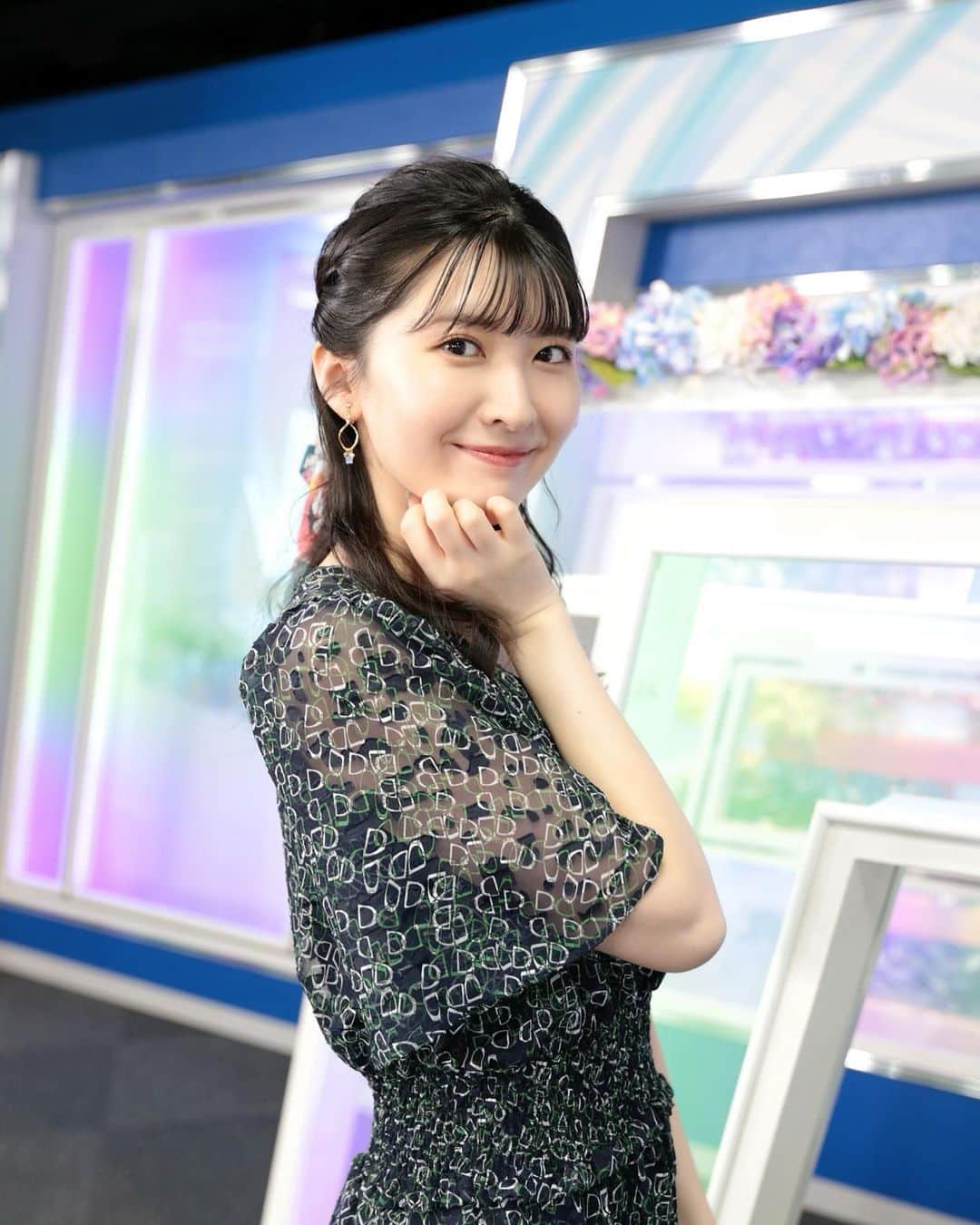 のインスタグラム：「1週間、お疲れ様でした！ 番組中ずっと、なぜかグァバジュースが飲みたかった…。 明日飲もう。どらもっちは安定の美味しさでした🍵  dress : @ori_by_chouori  　　　　@ori__ngo  accessories : @osewaya_official  stylist : @marino_stylist さん  歩くたびにひらひらと 透け感が素敵なワンピース✴︎  ヘアメイク @naomi.hmk さんが、衣装に合わせてグリーンのスカーフをつけてくれた〜🌿 ありがとうございました☺︎」