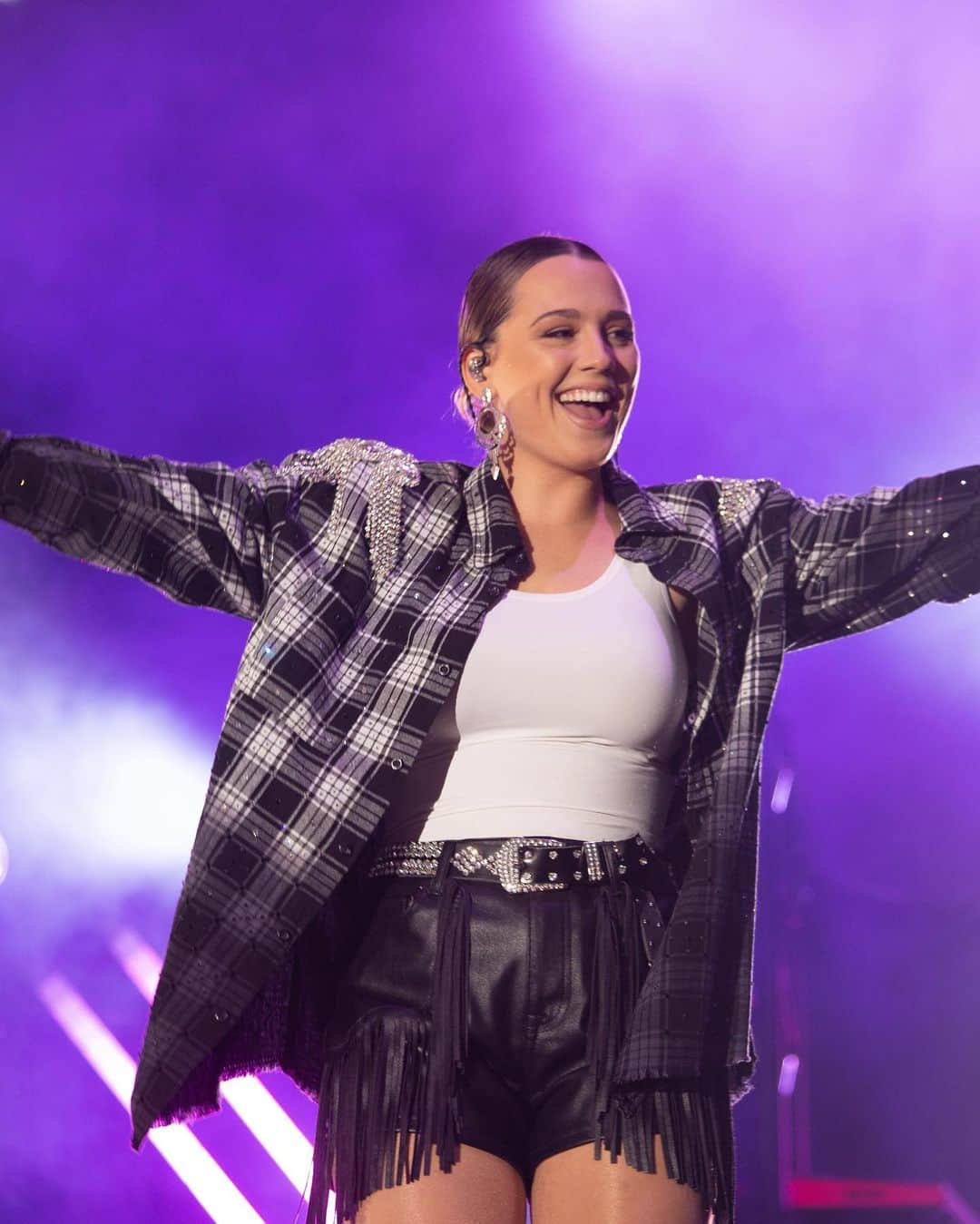 ギャビー・バレットのインスタグラム：「Sorry I’ve been MIA…. having fun 🤪  Boston TONIGHT CMON」
