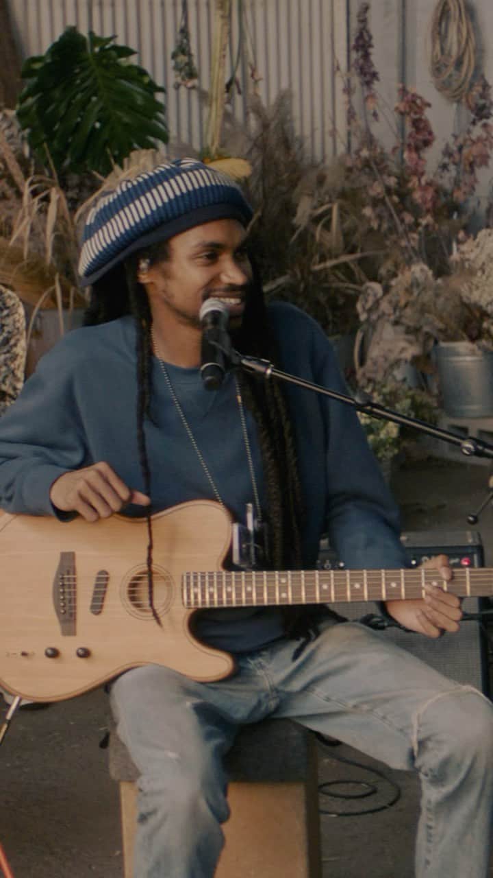 Fender Guitarのインスタグラム：「“Helga” by @phonyppl, on repeat. 🌼 Check out their full Fender Session at the link in bio.」