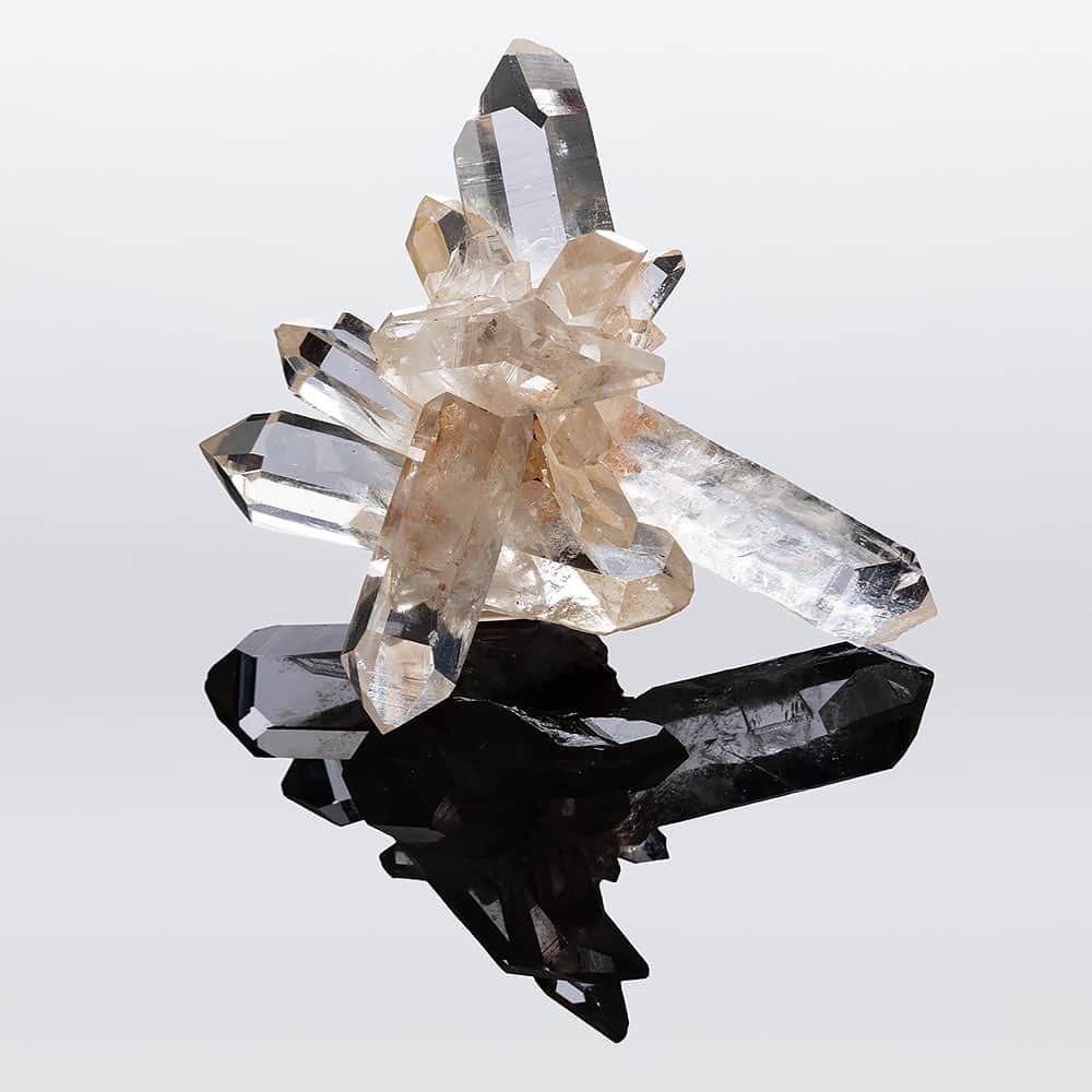 のインスタグラム：「Without silicon chips, your cellphone would just be a metal-and-plastic box.    Silicon is the backbone of the chips that act as your phone’s “brain.” It’s found nearly everywhere (about 90% of the Earth’s crust contains silicon), much of it in minerals like quartz, shown here.    Silicon is called a semiconductor because it neither conducts nor insulates electricity—it’s somewhere in the middle. When precise amounts of other materials are added to silicon, its conductivity changes, allowing current to stop or flow.    Silicon microchips are covered with transistors, which switch between two states, often indicated as “off” and “on” (or the 0s and 1s of computer language). Millions of transistors working together allow your phone to perform complex tasks.   You can see this mineral, plus learn how your phone influences your life and connects you to the natural world, in @smithsoniannmnh's new exhibition "Cellphone: #UnseenConnections."」