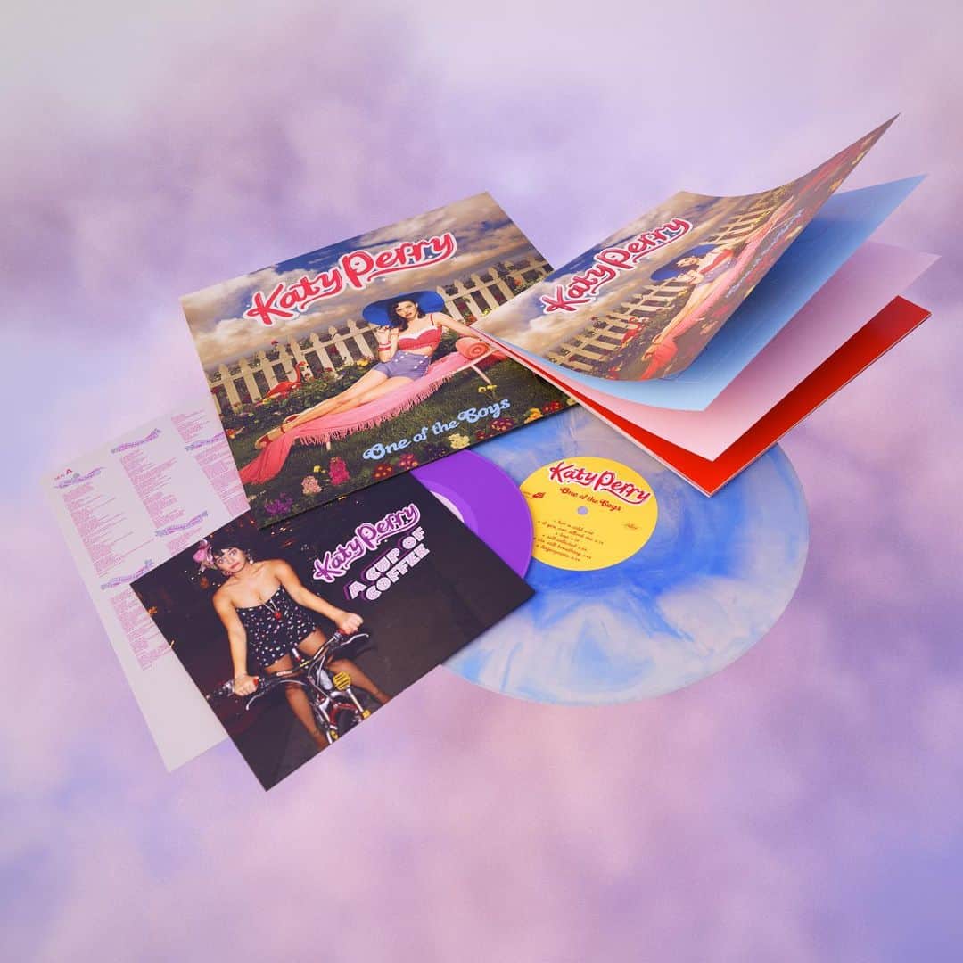 ケイティ・ペリーのインスタグラム：「In case you missed out on the box set 😫 you can still get the anniversary editions of all three records sold separately here: http://katy.to/store 🍓🍭🌈  Like the box set, limited supplies…when we out we out ✌🏻」