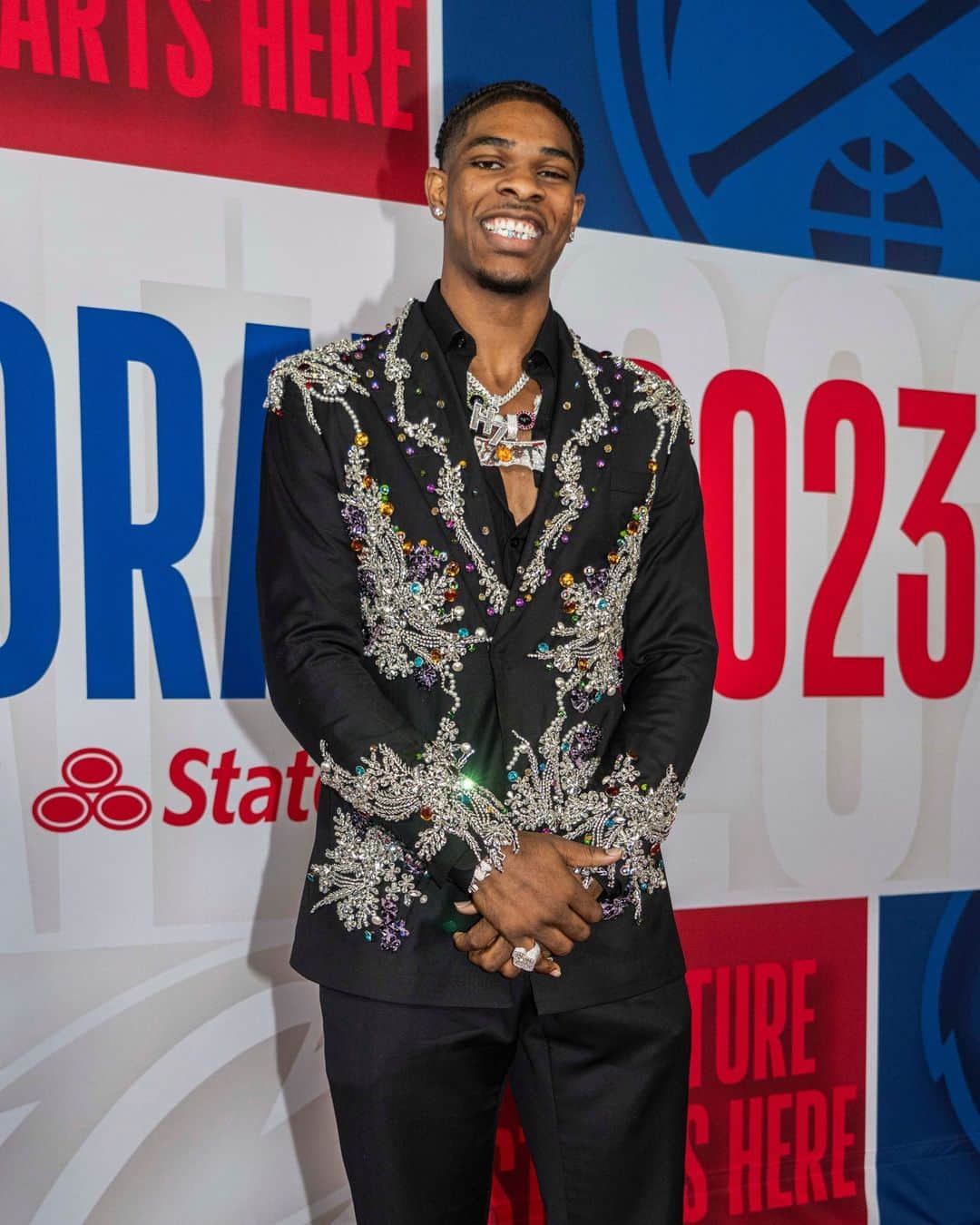 New York Times Fashionさんのインスタグラム写真 - (New York Times FashionInstagram)「At the N.B.A. draft on Thursday, top basketball talents scored points for bold looks featuring tailoring, bling and Louis Vuitton.  The fact that the N.B.A. draft occurred smack in the middle of the Paris men’s wear shows was something of a cosmically appropriate coincidence, writes chief fashion critic @vvfriedman. The draft has increasingly become one of our most watched runways, the heart of the convergence between fashion and sport that has spawned the tunnel walk and social media accounts that chronicle players’ wardrobes.  Victor Wembanyama (second photo), the No. 1 overall pick and widely touted “generational talent” from France, who wore a forest green suit from Louis Vuitton with a kimono-like jacket that wrapped at the waist and a matching forest green shirt, a large stone dangling from his neck. His only competition in the high-fashion stakes came from Kobe Bufkin (third photo), in a cream tweed double-breasted suit sans shirt, a choice that revealed a highly tuned trend antenna.  And Scoot Henderson (fourth photo) and Gradey Dick (first photo), were certainly the most bedazzled athletes of the night. Dick’s turtleneck and zoot suit jacket, both covered in red sequins, got him compared to Zoolander and Siegfried and Roy on social media. As a choice, the sequins were mocked and praised in equal measure, but either way they were impossible to ignore.  Tap the link in our bio to see more looks from the N.B.A. draft. Photos by @hiroko.masuike」6月24日 1時10分 - nytstyle