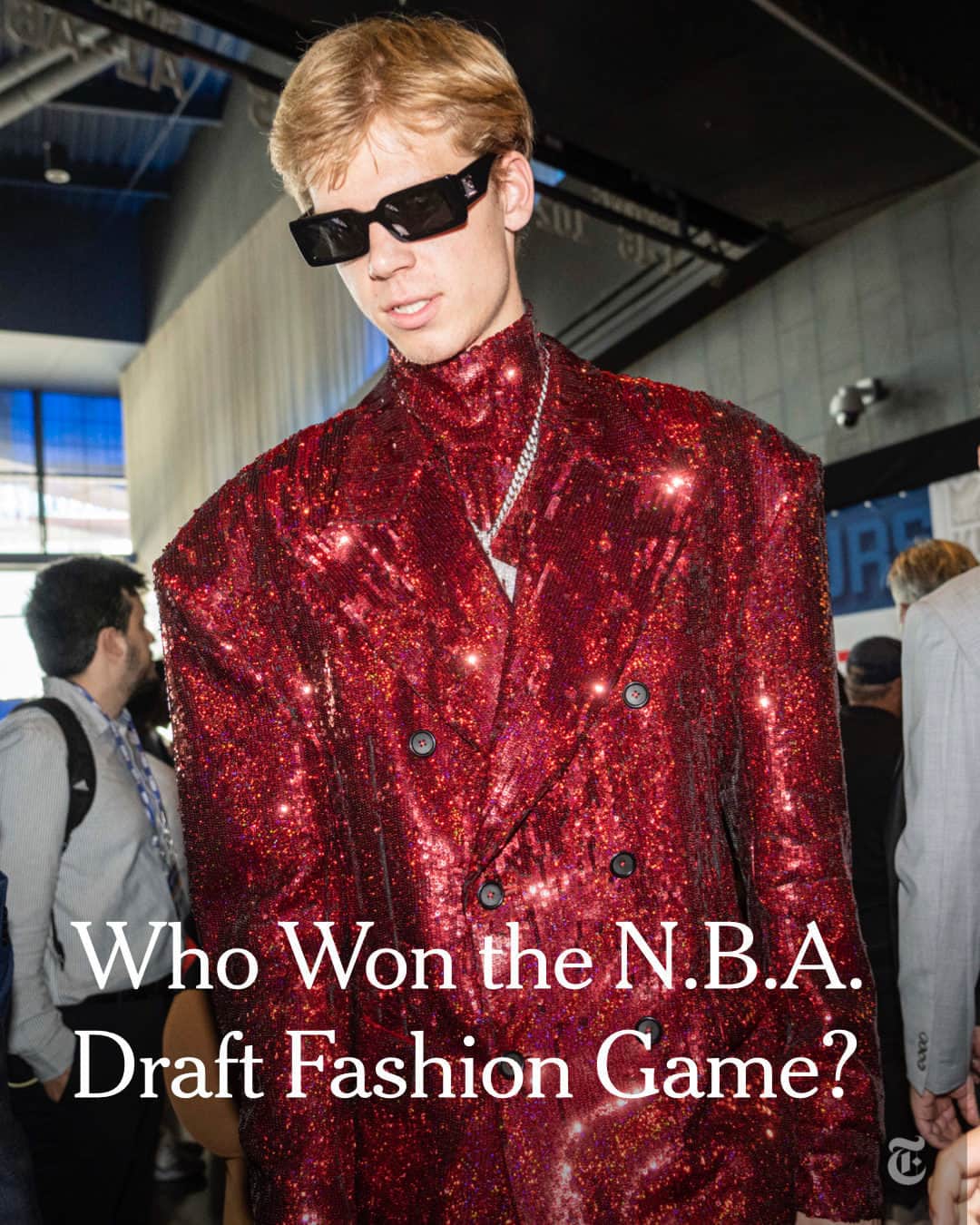 New York Times Fashionのインスタグラム：「At the N.B.A. draft on Thursday, top basketball talents scored points for bold looks featuring tailoring, bling and Louis Vuitton.  The fact that the N.B.A. draft occurred smack in the middle of the Paris men’s wear shows was something of a cosmically appropriate coincidence, writes chief fashion critic @vvfriedman. The draft has increasingly become one of our most watched runways, the heart of the convergence between fashion and sport that has spawned the tunnel walk and social media accounts that chronicle players’ wardrobes.  Victor Wembanyama (second photo), the No. 1 overall pick and widely touted “generational talent” from France, who wore a forest green suit from Louis Vuitton with a kimono-like jacket that wrapped at the waist and a matching forest green shirt, a large stone dangling from his neck. His only competition in the high-fashion stakes came from Kobe Bufkin (third photo), in a cream tweed double-breasted suit sans shirt, a choice that revealed a highly tuned trend antenna.  And Scoot Henderson (fourth photo) and Gradey Dick (first photo), were certainly the most bedazzled athletes of the night. Dick’s turtleneck and zoot suit jacket, both covered in red sequins, got him compared to Zoolander and Siegfried and Roy on social media. As a choice, the sequins were mocked and praised in equal measure, but either way they were impossible to ignore.  Tap the link in our bio to see more looks from the N.B.A. draft. Photos by @hiroko.masuike」