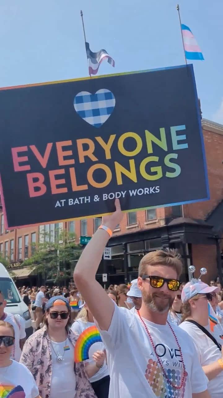Bath & Body Worksのインスタグラム：「This month, we're celebrating Pride ❤️🌈​  Head to Stories to check out the Love Always Wins collection and learn more about the Bath & Body Works Foundation's donation to the It Gets Better Project.」