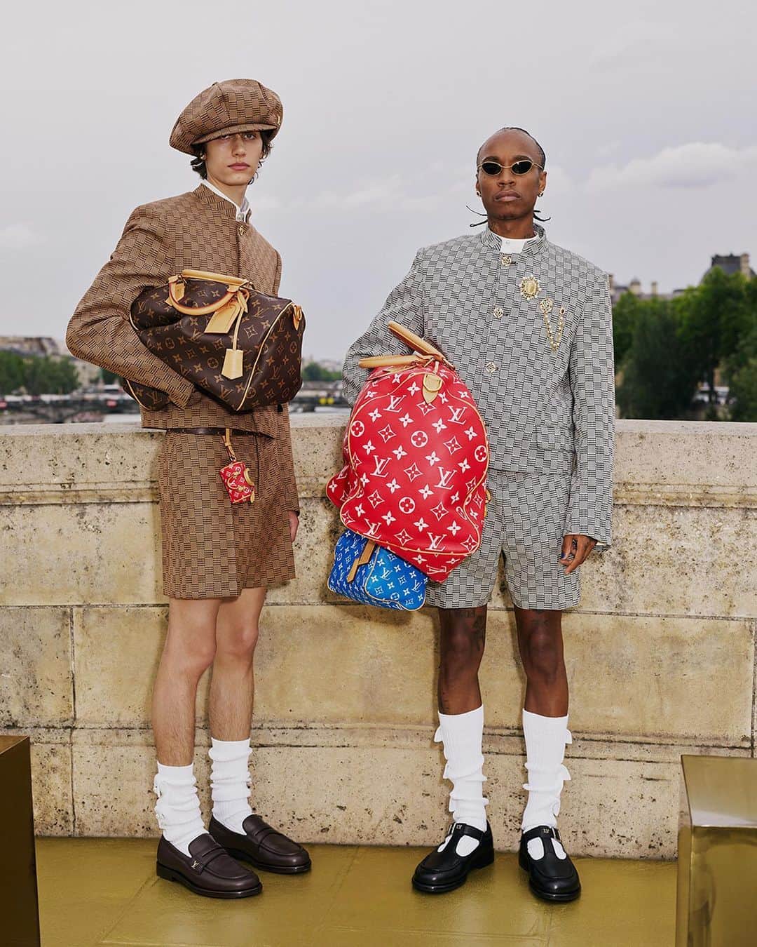 のインスタグラム：「Men's Spring-Summer 2024 Show. Iconic totems of Louis Vuitton, the Monogram and Damier motifs are exalted in Pharrell Williams' collection for daring looks with spirited finesse. Watch the full show via link in bio.  #LVMenSS24 #LouisVuitton #PharrellWilliams」