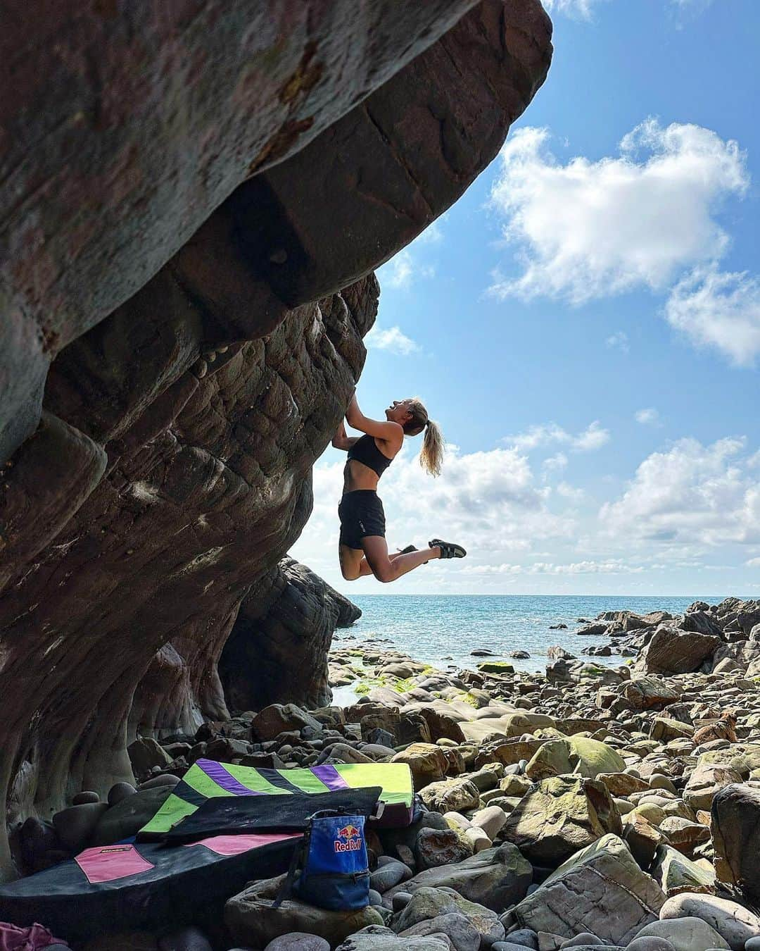 シャウナ・コックジーのインスタグラム：「Cheeky send of Cornwall’s first 8a on the 7s tour. Shall we put the footage in the video anyway?  I was actually real proud of this one.  First move felt super extended and I had to fight pretty hard. The tide nearing ever closer threatening to cut off the way out added a little extra pressure to get it done fast too.   Massive thanks to the crew for all the support on this trip and always! We’ve had some big days recently and I can’t wait to share all the content on my YouTube!  @nedfee @mattbirddog @aronamorrison」