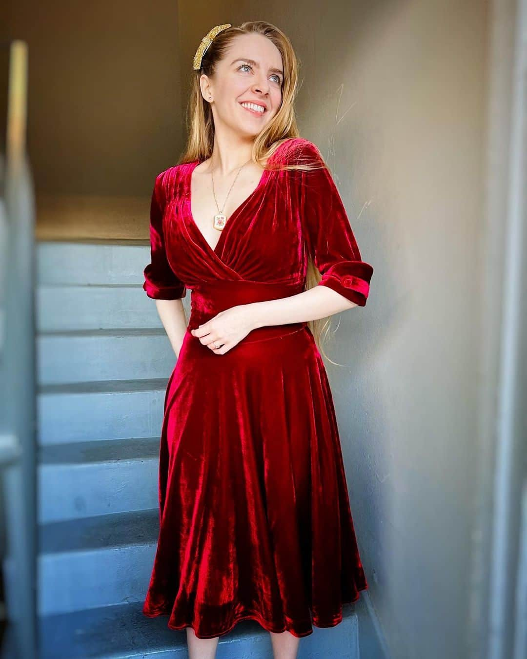 ダーシー・ローズ・バーンズさんのインスタグラム写真 - (ダーシー・ローズ・バーンズInstagram)「Mama got dressed up for The Magic Castle. If you ever have the opportunity to see @bonniebellg sing jazz, DO IT. And you can buy her album #ConArtist as well. (Which I’m on, heyyyy) You’re welcome in advance.  • • • #magiccastlehollywood #magiccastle #jazz #fashion #magic」6月24日 1時14分 - darcyrosebyrnes