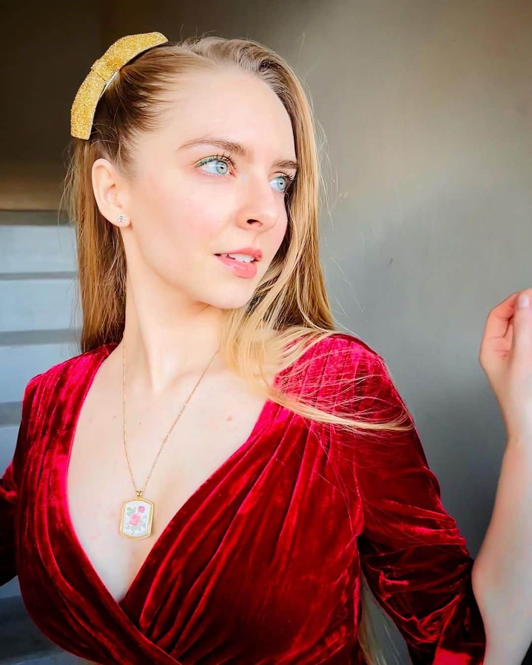 ダーシー・ローズ・バーンズのインスタグラム：「Mama got dressed up for The Magic Castle. If you ever have the opportunity to see @bonniebellg sing jazz, DO IT. And you can buy her album #ConArtist as well. (Which I’m on, heyyyy) You’re welcome in advance.  • • • #magiccastlehollywood #magiccastle #jazz #fashion #magic」