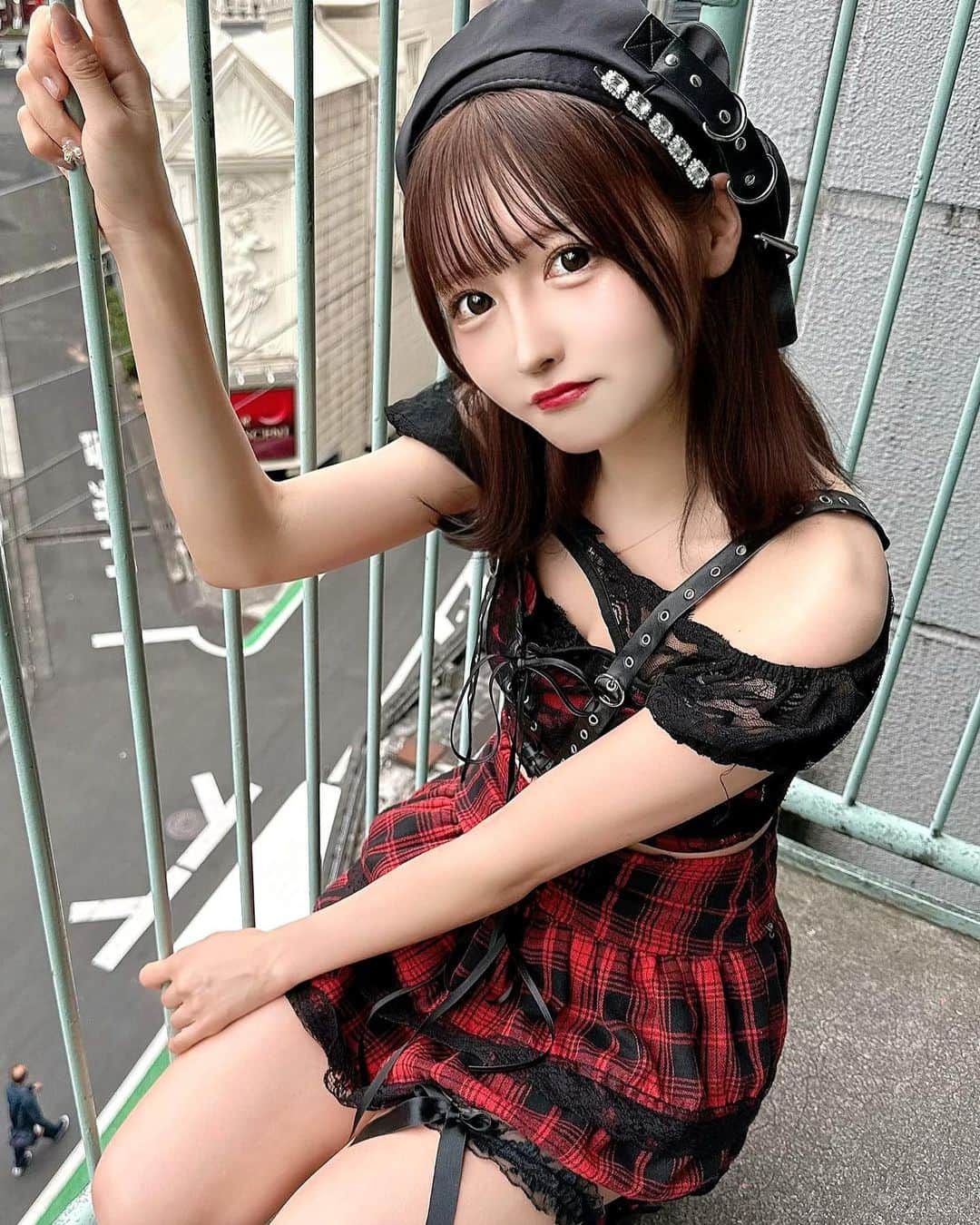 真崎千波のインスタグラム：「🎤❤️🖤 * TBワンマンまであと18日 * #AKB48 みが若干入ってる赤チェックのレア衣装だよ♡ #時空少女ピピ っていうアイドルのお話の舞台で着た衣装だよ！ 「赤か黒で胸元が空いてれば何でもいい」っていう指定だったので、自分で探してこんなコーディネートにしてみました(舞台裏話) * #ロックな日 にぴったりの衣装でした！ #アイドル #アイドル衣装 #地下アイドル #アイドル前髪 #アイドルヘア #ロック #ショートヘア #ボブアレンジ #赤チェック #オフショル #ガーターベルト」