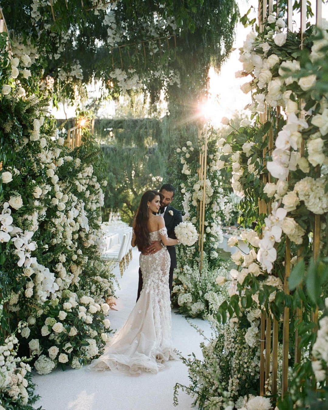 iluvsarahiiさんのインスタグラム写真 - (iluvsarahiiInstagram)「Introducing Mr. & Mrs. Robles 💍 . Photos @dueyphoto  Dress @galialahav  Event Planner @gonzalezhelfon  Florals @butterflyfloral  Exclusive on @brides」6月24日 1時14分 - iluvsarahii