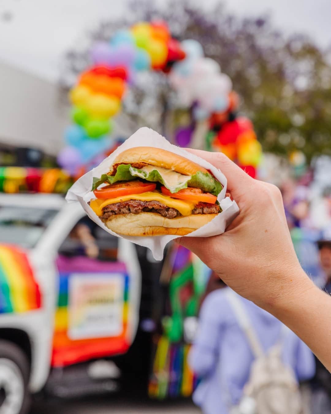 SHAKE SHACKさんのインスタグラム写真 - (SHAKE SHACKInstagram)「It's been a blast celebrating Pride with our team members and guests from coast to coast. 🌈💚 Swipe to join the fun!   And don't forget, you can add sprinkles to any shake or frozen custard for 50¢ and support @pflag.」6月24日 1時20分 - shakeshack