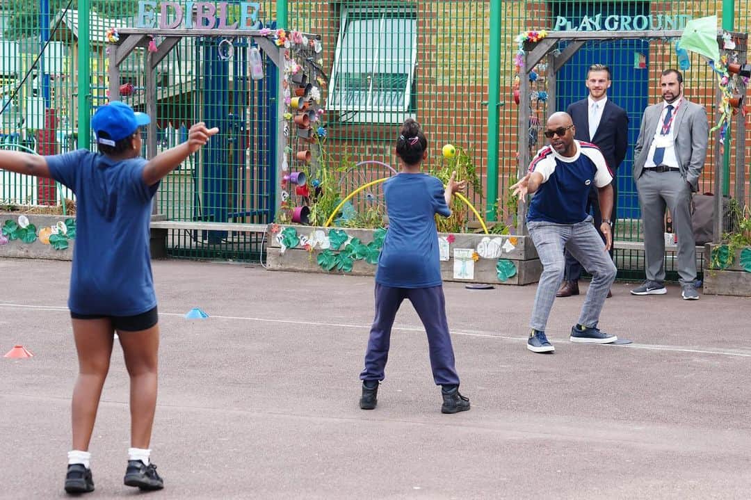 MLBさんのインスタグラム写真 - (MLBInstagram)「Earlier today Commissioner Rob Manfred, alongside special guests Jimmy Rollins, Ryan Howard and Albert Pujols, announced that MLB, in partnership with Tapscott Learning Trust and BaseballSoftballUK, would fund a permanent recreational baseball diamond at Ranelagh Primary School in London, England. The Cubs and Cardinals also are contributing to the project. #LondonSeries」6月24日 1時23分 - mlb