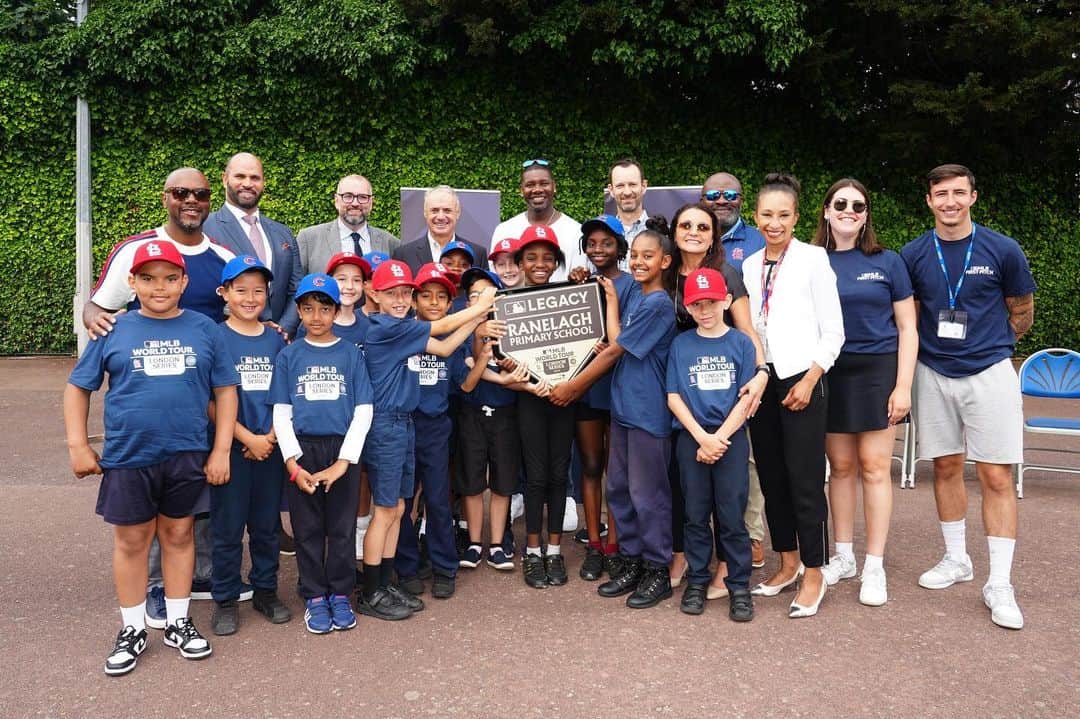 MLBさんのインスタグラム写真 - (MLBInstagram)「Earlier today Commissioner Rob Manfred, alongside special guests Jimmy Rollins, Ryan Howard and Albert Pujols, announced that MLB, in partnership with Tapscott Learning Trust and BaseballSoftballUK, would fund a permanent recreational baseball diamond at Ranelagh Primary School in London, England. The Cubs and Cardinals also are contributing to the project. #LondonSeries」6月24日 1時23分 - mlb