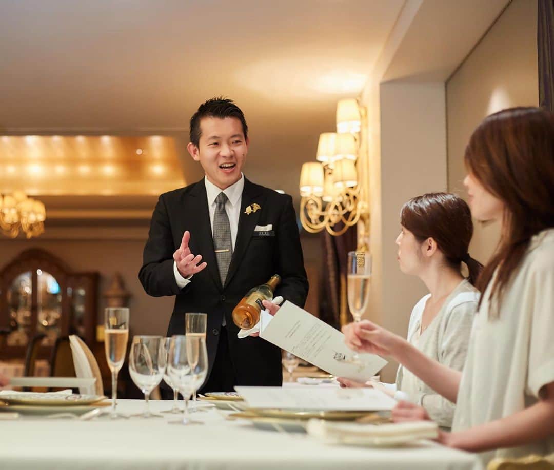 InterContinental Tokyo Bayさんのインスタグラム写真 - (InterContinental Tokyo BayInstagram)「. ホテル開業以来約28年間、ホテルを代表するフランス料理のレストランとしてご愛顧をいただいてきたラ・プロヴァンスにて、親子テーブルマナー教室を期間限定で開催いたします。 店舗マネージャー兼ソムリエの庄司晃大が講師となり、美味しくランチをお召し上がりいただきながら、正しいナイフ・フォークの使い方やレストランでの所作をわかりやすく、楽しくレクチャーいたします。 夏休みの自由研究や、親子での夏の思い出にぜひご体験ください。  開催日:7月27日、8月4日、8月18日  詳しくはホームページをご覧ください。  🍽Table manners play an important part in a good impression.  This summer, Fine Dining La Provence will held dining etiquette classes for children, providing helpful tips on how to apply appropriate behavior in a dining setting and proper social skills in any dining situation. Join us and make this the best summer ever with your kids.  #intercontinentaltokyobay  #intercontinental  #intercontinentallife  #ホテルインターコンチネンタル東京ベイ  #インターコンチネンタル東京ベイ  #ラプロヴァンス #laprovence  #テーブルマナー #親子イベント  #夏休みイベント  #夏休みの宿題 #夏休み  #夏休みの過ごし方  #夏休みの思い出  #夏休み自由研究  #自由研究 #自由研究ネタ  #ランチ を食べながら #学ぶ」6月24日 1時36分 - intercontitokyobay