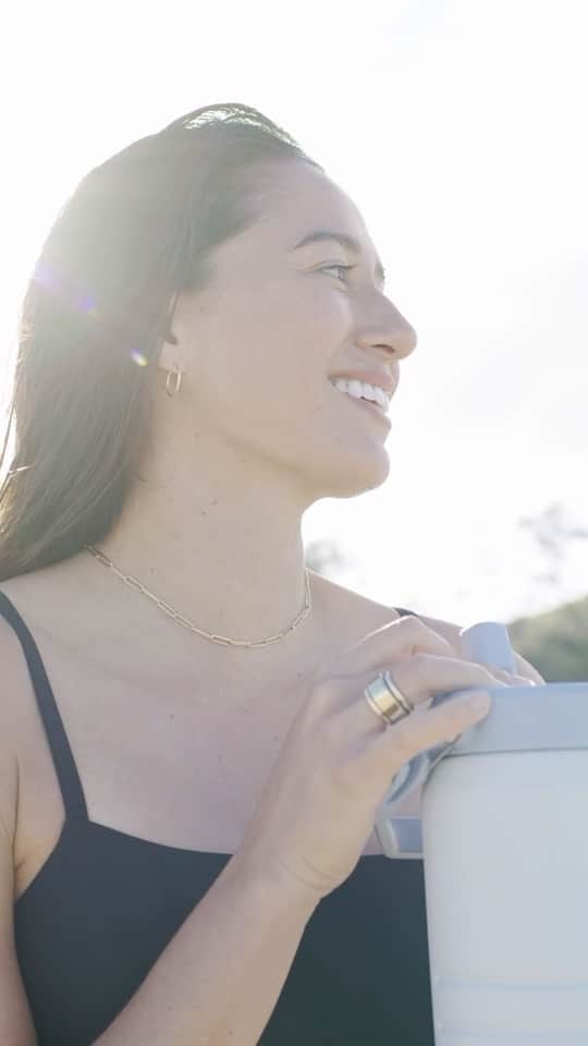 マリア・マニュエルのインスタグラム：「Spending my days at the beach is what I love the most. Staying hydrated, healthy, and happy is key to keeping me in the ocean. I definitely drink more water when I have a reusable water bottle in hand. Thrilled to celebrate National Hydration Day sustainably with @stanley_brand this year. #ad #hydratewithstanley #nationalhydrationday」