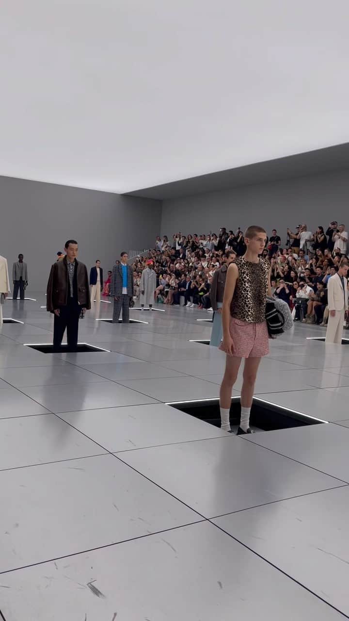 AnOther Magazineのインスタグラム：「Kim Jones’ fifth anniversary collection as creative director of @dior, titled New Look to New Wave, saw models in fluid, neutral tailoring rise through hidden trap doors 👀  “I like to make precious things but without a precious attitude” Kim Jones told @another_man in 2019. “Some of the things that are really precious are quite twisted, subversive in a weird way, without being pretentious.” Read our interview with Kim Jones at the link in bio 📲  🎥 by @alexanderfury」