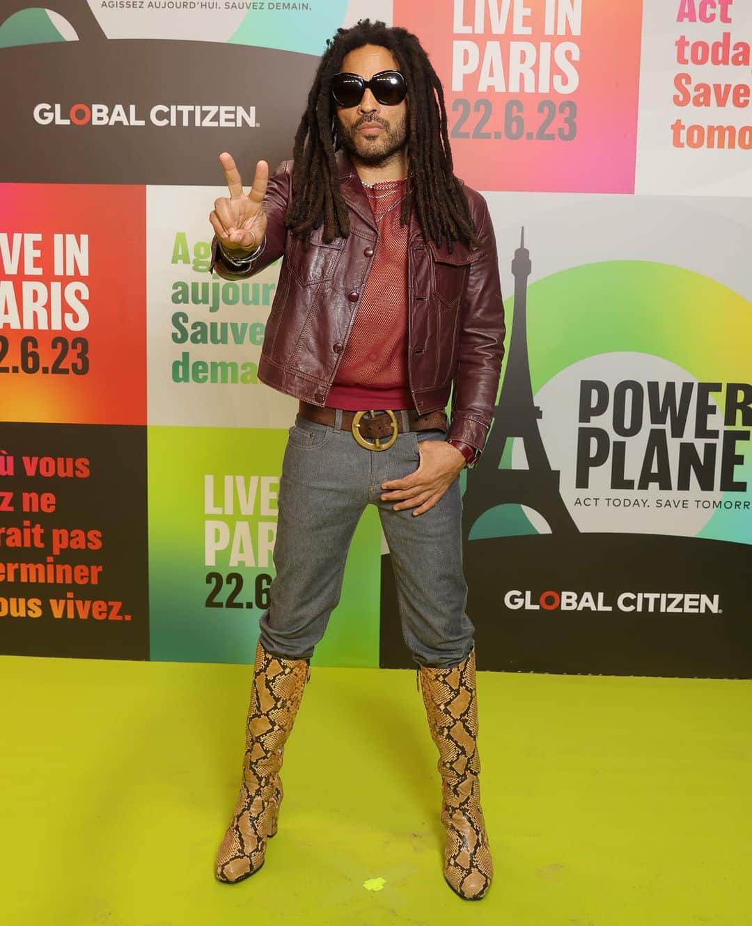 Just Jaredさんのインスタグラム写真 - (Just JaredInstagram)「Billie Eilish and H.E.R. buddied up between performances at the Global Citizen's Power Our Planet concert in Paris last night. Other performers included Lenny Kravitz and Jack Harlow. We've got even more pics over at JustJared.com! #BillieEilish #HER #LennyKravitz #JackHarlow Photos: Getty」6月24日 1時30分 - justjared