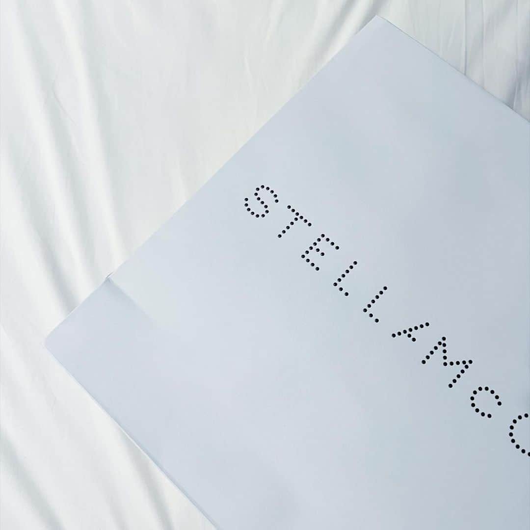 のインスタグラム：「@stellamccartney 👟🤍⛓️ . . . . . . . . #stellamccartney #new #shoes #sneaker #lifestyle #tokyo #me #shopping #ステラマッカートニー #ステラマッカートニー靴 #厚底スニーカー #買い物 #六本木ヒルズ #六本木 #いいね返し #低身長コーデ #低身長ファッション」