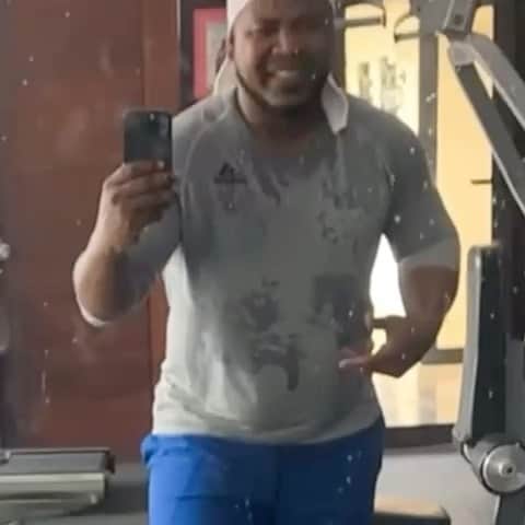 ホセ・レイエスのインスタグラム：「Hoy es viernes y el cuerpo lo sabe😵‍💫🤢✌🏿」