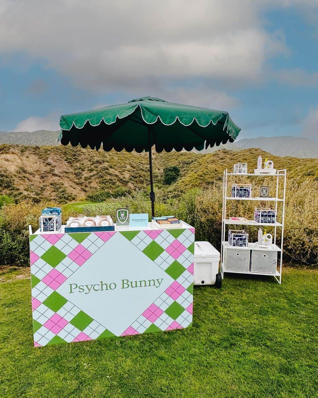 HYPEBEASTさんのインスタグラム写真 - (HYPEBEASTInstagram)「@psychobunny brought its colorful touch to this year’s Hypegolf Invitational in LA. At the 7th hole, guests turned up to enjoy an activation filled with the brand’s signature colors that brought the tournament to life. Not only was there a fun gifting suite, but participants also had the chance to win an exclusive limited-edition PB golf bag by participating in the Bunny hole-in-one challenge. It was a fun-filled day with Psycho Bunny on the course as they brought the party and the prizes to all. #psychobunny #sponsored」6月24日 2時02分 - hypebeast