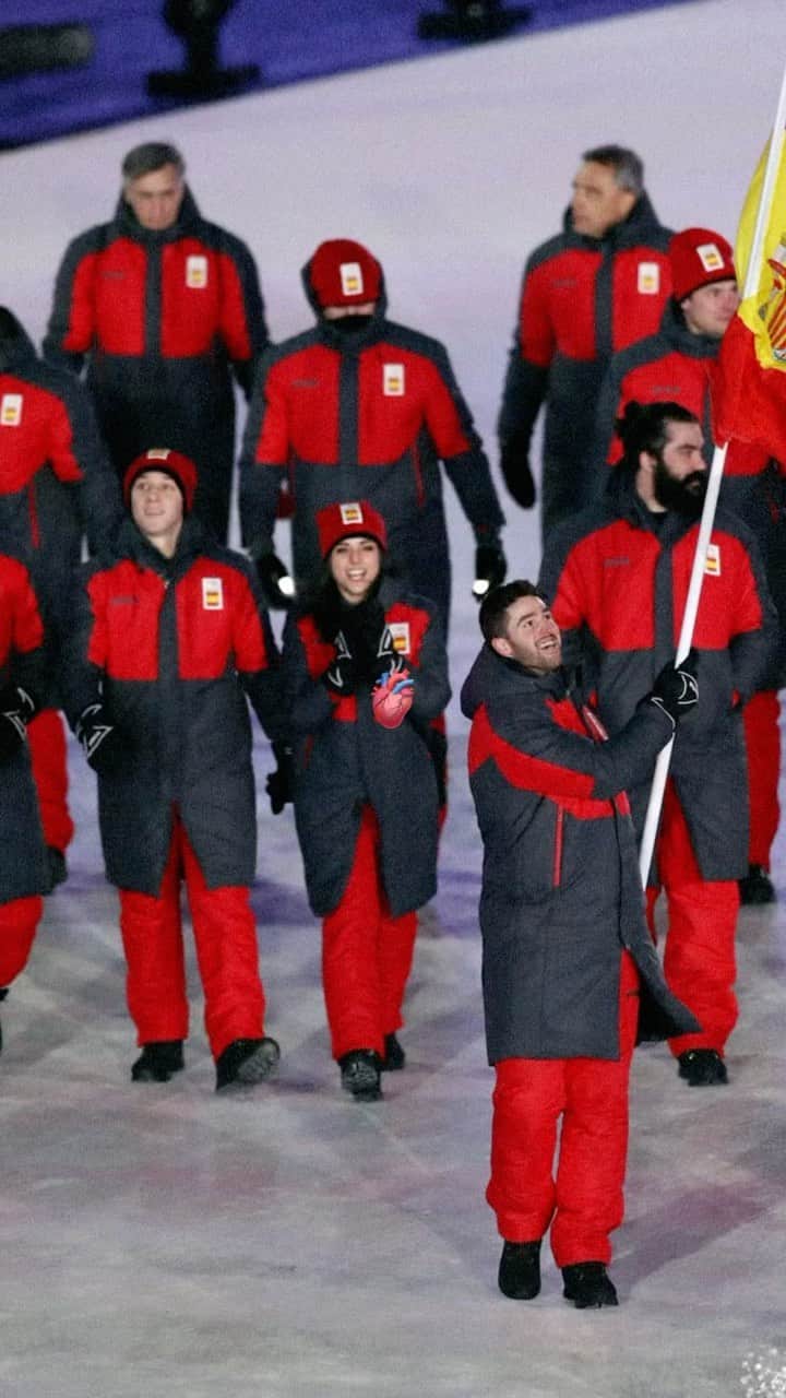 サラ・ウルタドのインスタグラム：「Happy day to the most powerful movement in the world 🌎🫂  It’s an honour to be part of it. 💙🖤❤️💛💚  #happyolympicday」