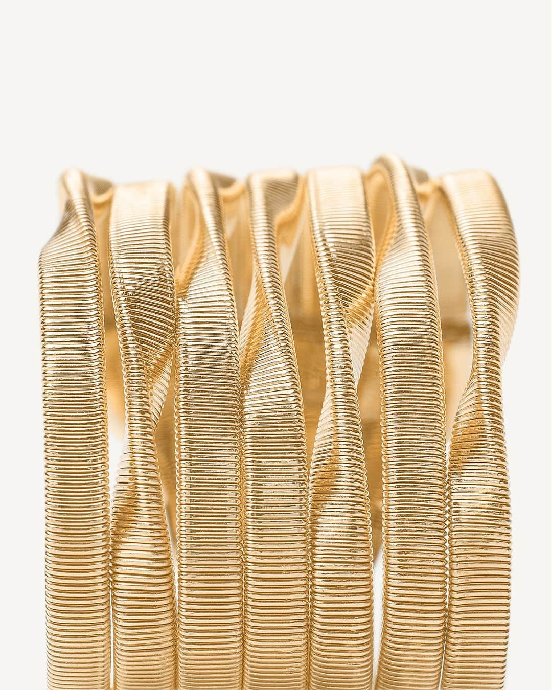マルコ ビチェゴのインスタグラム：「Delicately designed by our skilled master craftsmen, each piece from the Marrakech collection features an 18kt gold strand gracefully winding around a golden core. #marcobicego #jewelry #gold #madeinitaly」