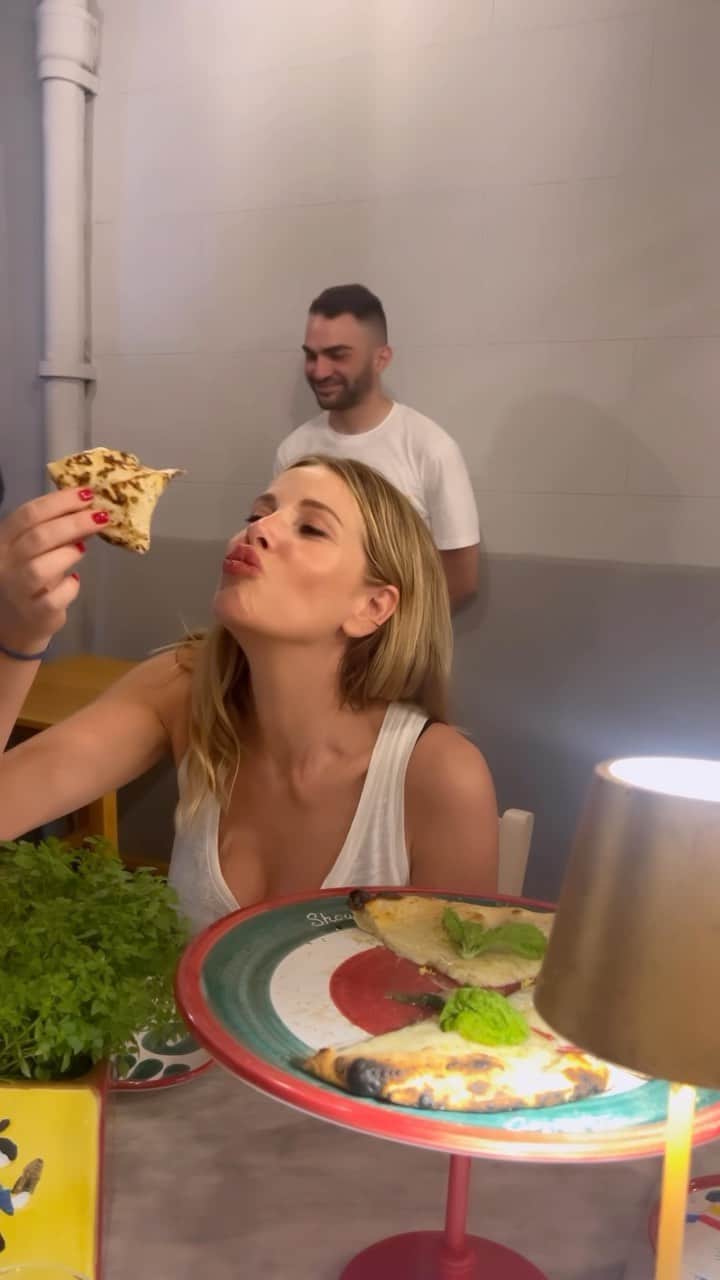 Alessia Marcuzziのインスタグラム：「FRESCHEZZA! Grazie Ciro! Mangiare la tua pizza e’ stata una vera esperienza…🍕😋」