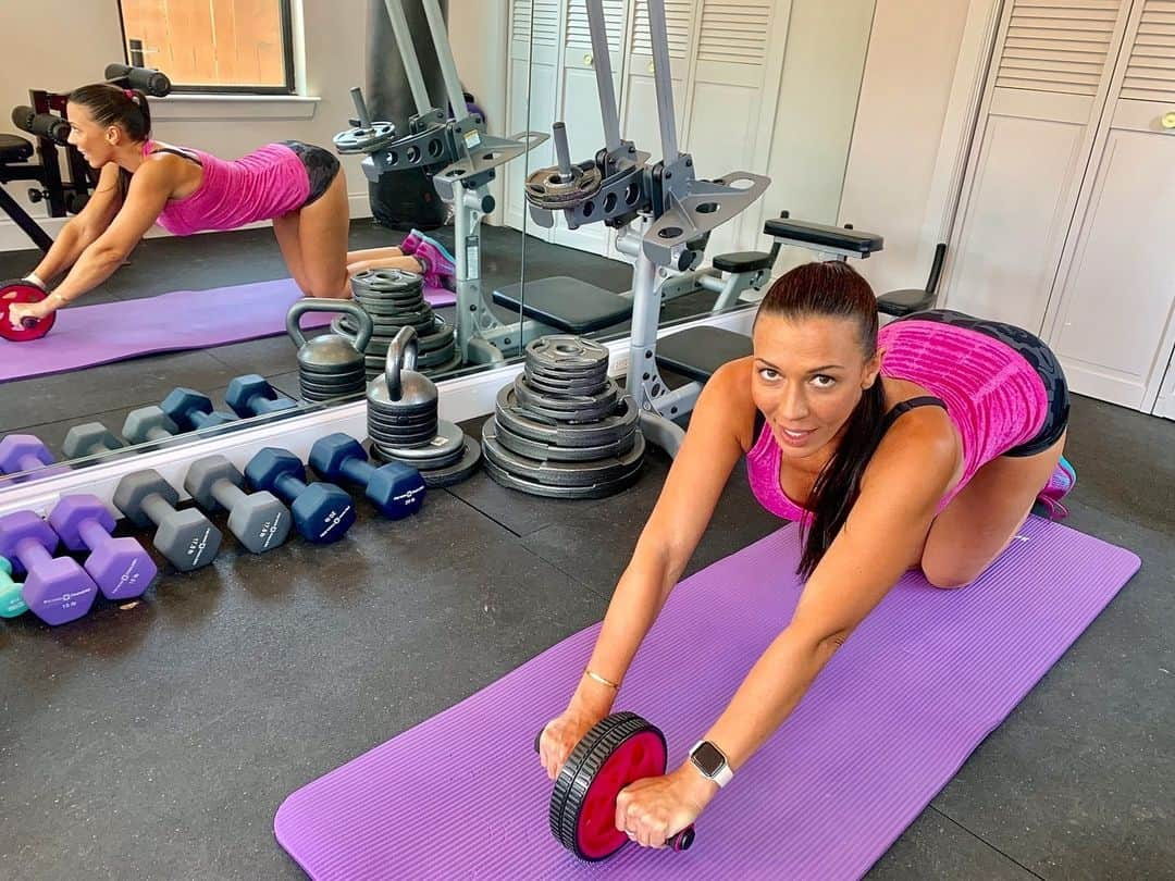 レイチェル・スターのインスタグラム：「I love working on myself in my home gym 💪⁠ ⁠ What's your favorite way to break a sweat? 😛 💦」