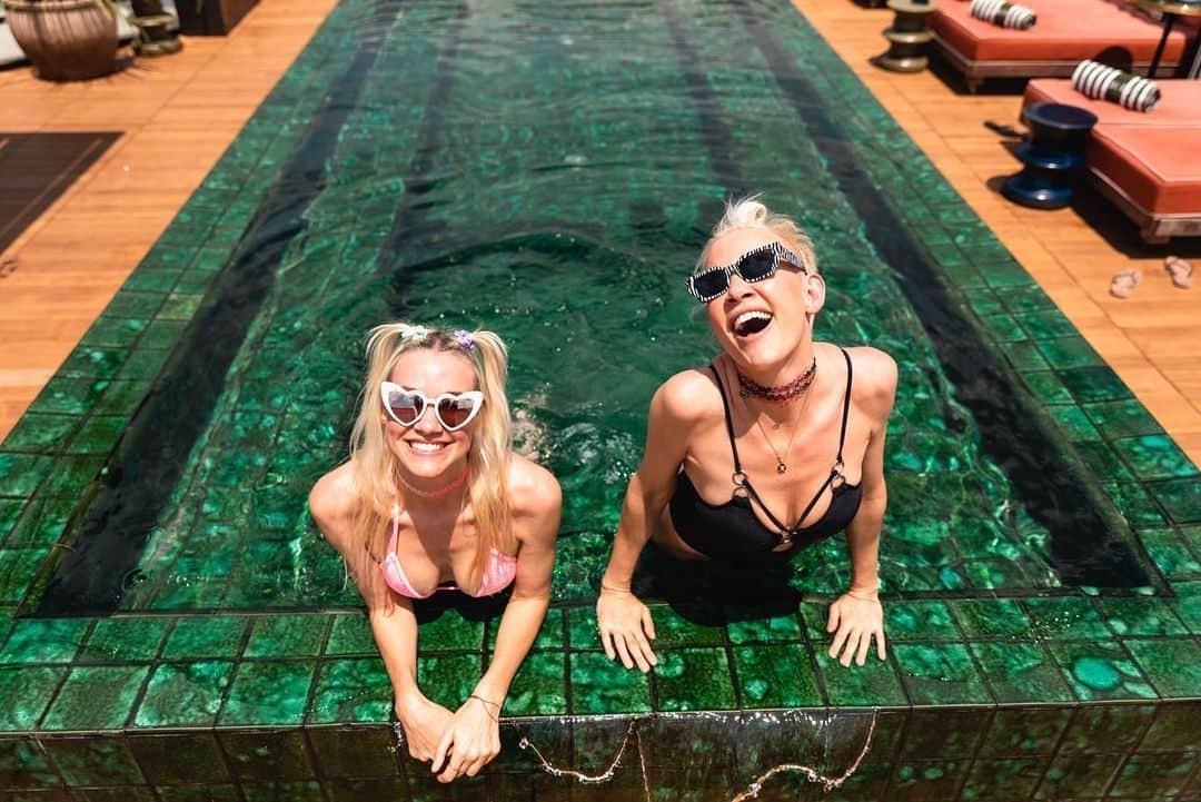 NERVOのインスタグラム：「In our happy place 🥰🥰 #bythepool #ofc 💅🏻💖✨☀️🏊‍♀️👙💦👯‍♀️」