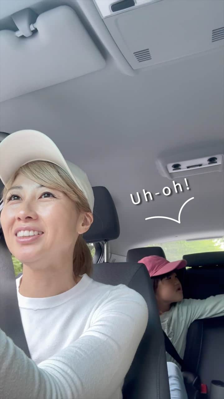 吉田ちかのインスタグラム：「娘との通園英会話に1歳半の息子も参加するようになりました😂   歯磨きだけじゃなくて、フロスもしっかりしましょう！って、みんなはしてる？笑  ちなみに、この後、歯磨きを朝のto-do listに入れたので、今は毎朝ちゃんと磨いてます👍」