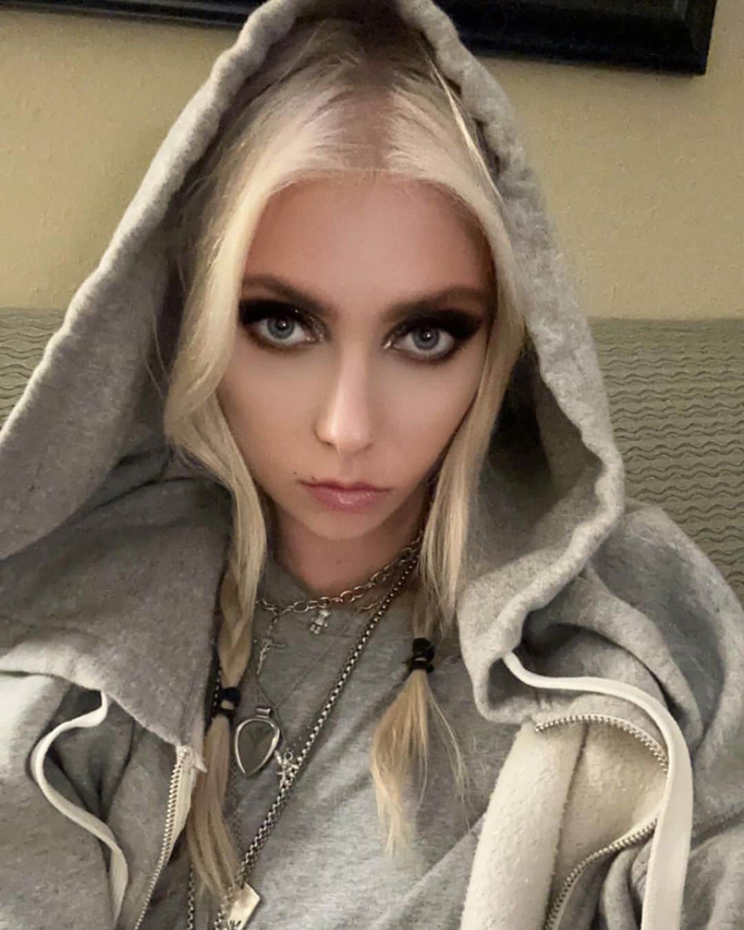 テイラー・モンセンのインスタグラム：「#whichwitchiswhich #friday」