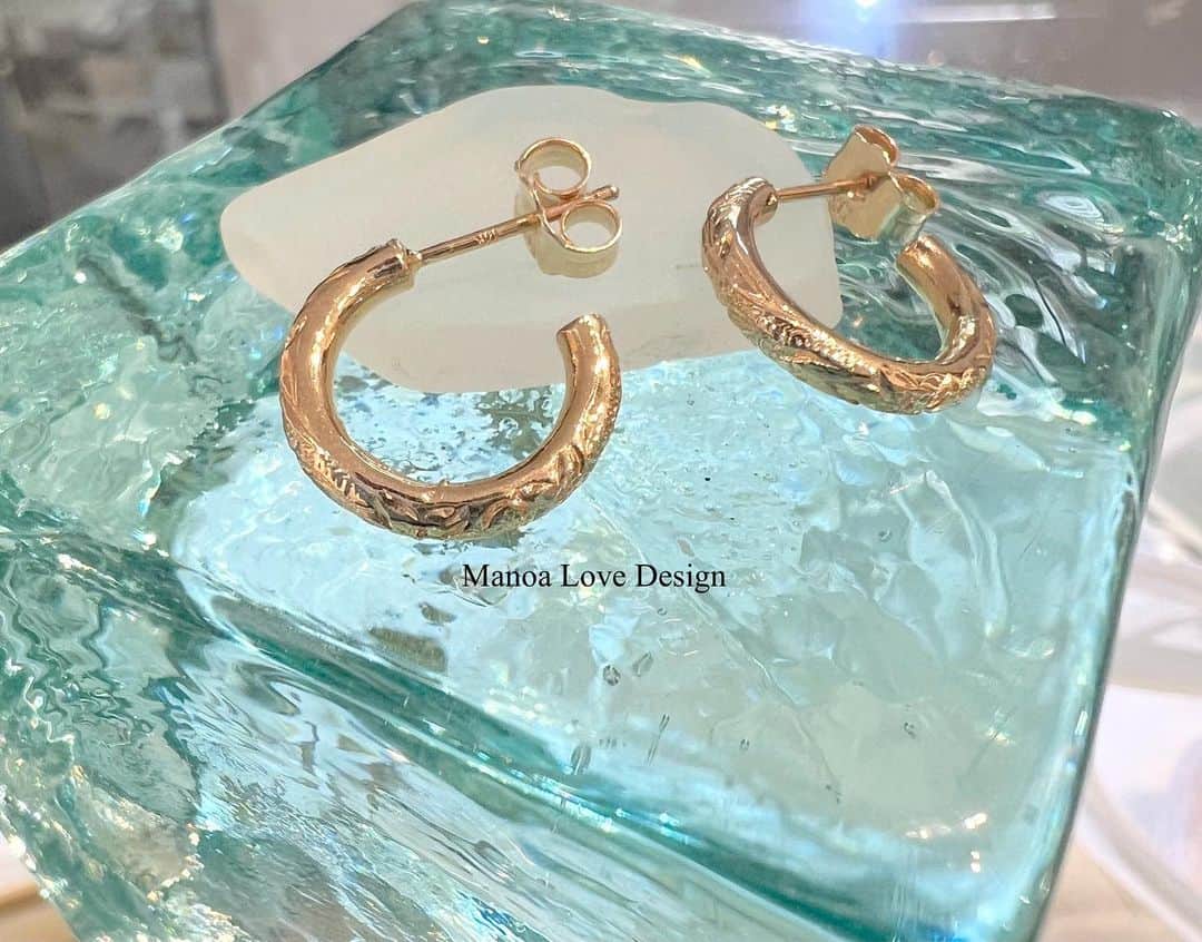 Manoa Love Design Hawaiiのインスタグラム：「Hawaiian scroll design earrings ✨🌴 www.manoalovedesign.com  #manoalovedesign #hawaiianjewelry #hawaiianearrings #hawaiianwave #waikikibeach #madeinhawaii #808#808state #hawaiilife #hawaiivacation #manoa#マノアラブデザイン #ハワイアンジュエリー #ハワイアンピアス #ワイキキビーチ#ハワイウェディング #ハワイ好き #ハワイハネムーン#ハワジュ」