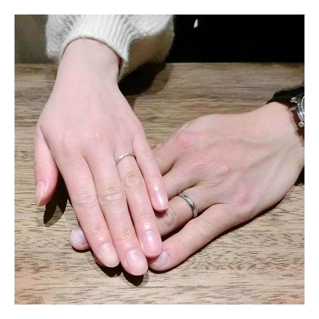 ith / イズ オーダメイド結婚指輪さんのインスタグラム写真 - (ith / イズ オーダメイド結婚指輪Instagram)「料理人であるお二人らしい、 クリエイティブなデザインの結婚指輪が 完成しました。  素材は同じプラチナですが、 デザイン・リング幅そして 表面のテクスチャーはお二人それぞれ こだわりを込めて選ばれています。  お二人の日々の暮らしに スパイスを与えるような指輪となりますように。  ▽ 指輪について 結婚指輪(男性)：リボン ウーノ Pt950：142,000円〜  結婚指輪(女性)：クリスターロ Pt950：167,000円〜  お問い合わせコード：18264  *********************************** ⧉ ith 公式WEB  @ith_marriage アカウントTOPへ 　 ☞ プロフィールURLをタップ  ⧉ 公式ハッシュタグ   ☞ #イズマリッジ   ⧉ 暮らしに寄り添うジュエリー  ith online store ☞  @ith_jewelry   ***********************************  #結婚指輪 #マリッジリング  #プラチナ #名古屋花嫁 #マット #カスタマイズ #オーダーメイド #オーダーメイドリング #手仕事 #結婚指輪オーダー #アトリエ #ゴールドリング  #ダイヤモンド #結婚指輪探し #結婚指輪選び #指輪選び #指輪探し #結婚準備 #婚約 #プロポーズ #プレ花嫁  #花嫁準備 #2023秋婚 #2023冬婚  #2024春婚 #2024夏婚 #職人 #クラフト #リボン」6月24日 11時35分 - ith_marriage