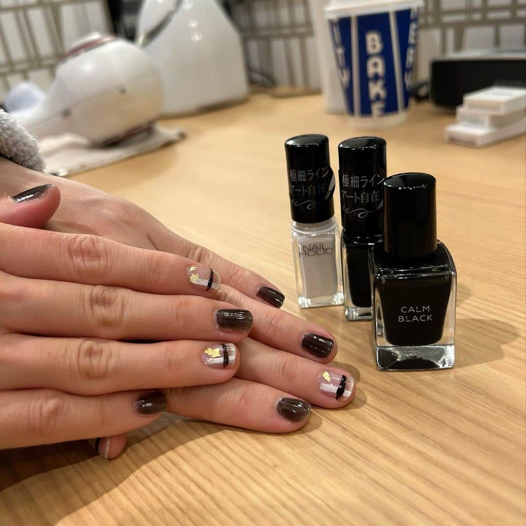 伊藤千晃のインスタグラム：「そいえば、こないだ可愛いネイルアレンジをしてもらいました❣️ ⁡ @nailholic_kose の極細筆を使えば細い線も綺麗に引けるよ💅✨🥰 @uneven_jp  アニヴェン ネイルポリッシュ カームブラックのクリア感があって素敵でした！ ⁡ これを載せたかったのに、 バタバタしていて時差投稿になっちゃった🥹🙏 ⁡ みんな素敵な週末を…♡ ⁡ #オフショット」