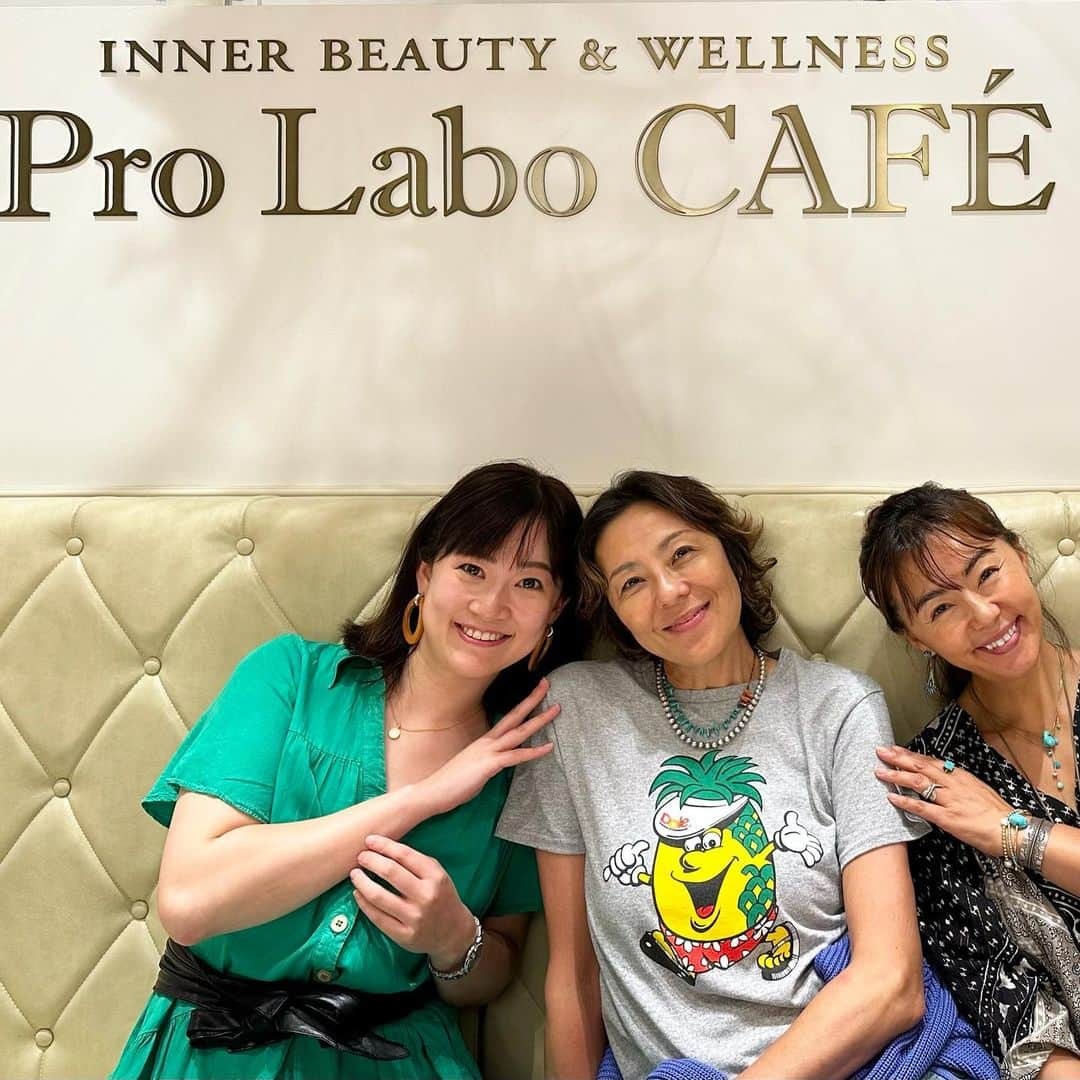 田中律子さんのインスタグラム写真 - (田中律子Instagram)「ブランドアンバサダーをしているエステプロラボ　@estheprolabo_official   新宿伊勢丹の斜め前にプロラボカフェがオープンしました❤️こちらをチェック☞  @prolabo_cafe   マウイ島からマリさんが、伊勢丹でアクセサリーのポップアップやってたから行こうと思ったら、りかこ姉さまから連絡があり、待ち合わせして伊勢丹へGO🚗アクセサリー見て、その後はプロラボカフェへ❗️プロラボの医学顧問のヨピちゃん先生とみんなでプロラボカフェでご飯✨  Pro Labo CAFÉ”は、白砂糖や食品添加物を使用してなく、「低GI」「無添加」「発酵」「トランス脂肪酸」「ヴィーガン対応」を意識した食材を厳選していて、『カラダの内側からキレイになれること』を追究した究極のギルトフリーカフェ＆レストラン🍽️  みんなでワイワイ、無農薬のプロラボファームのお野菜をモリモリ食べて、酵素ジュース飲んで、私はワイン🍷も飲んだよ🤩  めちゃくちゃオススメだから、新宿に行ったらプロラボカフェに行ってみてね🙌  #estheprolabo  #prolabocafe  #プロラボカフェ  #ギルトフリー  #添加物不使用  #発酵 #食べて綺麗になる  #食べたもので身体は作られる」6月24日 11時38分 - ri2kotanaka