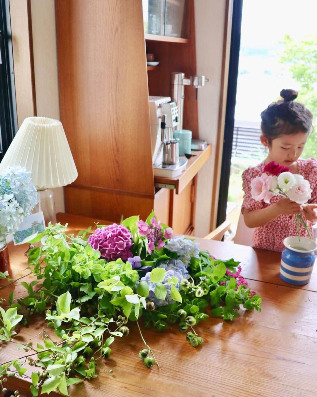 村上萌のインスタグラム：「週末の朝に娘と直売所に出かけて、どっさり花を抱えて帰ってくる時間は、今の日常の中でベスト3に入る至福🌼毎度衝撃の長崎プライスも、間違いなく至福アシストしてくれてるけど😇 娘は相変わらずトルコギキョウが好きらしく、自分の基地にせっせと飾ってた。   #暮らしの微調整 #紫陽花1本50円　#ブルーベリー1本110円 #どうしても言いたい」