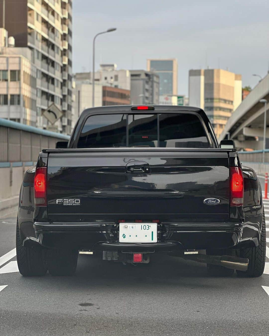 MANAさんのインスタグラム写真 - (MANAInstagram)「F250Super Duty→F350Super Duty Duallyに😆🔥🔥🛻  長さ：6.8m 幅：2.5m 見た目と気分はLA🇺🇸🗽🍔😆  #fordf350superduty  #fordf350dually  @officialolympia_gear  @officialolympia_gear_asia  クーポンコード【MANA10】  @hiroboss.jp #fashion #ifbbpro #gymgirl #americanmuscle #truck #f350superduty #f350dually #アメリカン #アメ車女子 #アメ車好き #model #la #olympiagear #fordtrucks#ワイスピ #wildspeed」6月24日 11時42分 - mana_ifbbpro