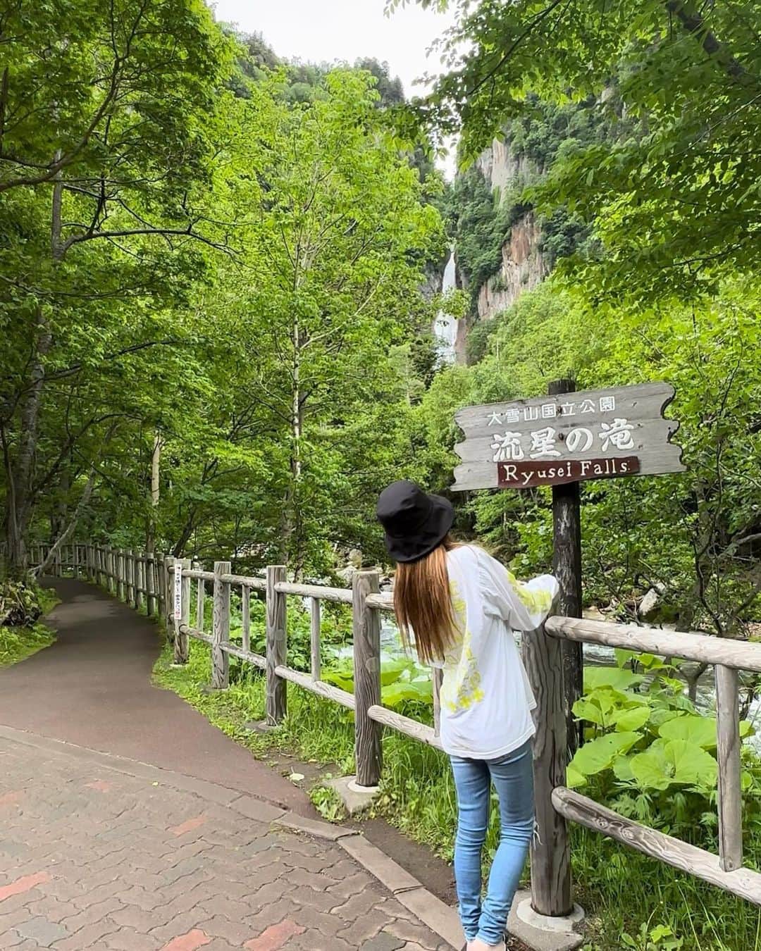 北山美奈のインスタグラム：「層雲峡通ると必ず寄ってしまう⛰️ 家族とだったので下には降りないで写真も流星だけ🌠になってた 銀河🌌の方は過去投稿にあるよ🏔️」