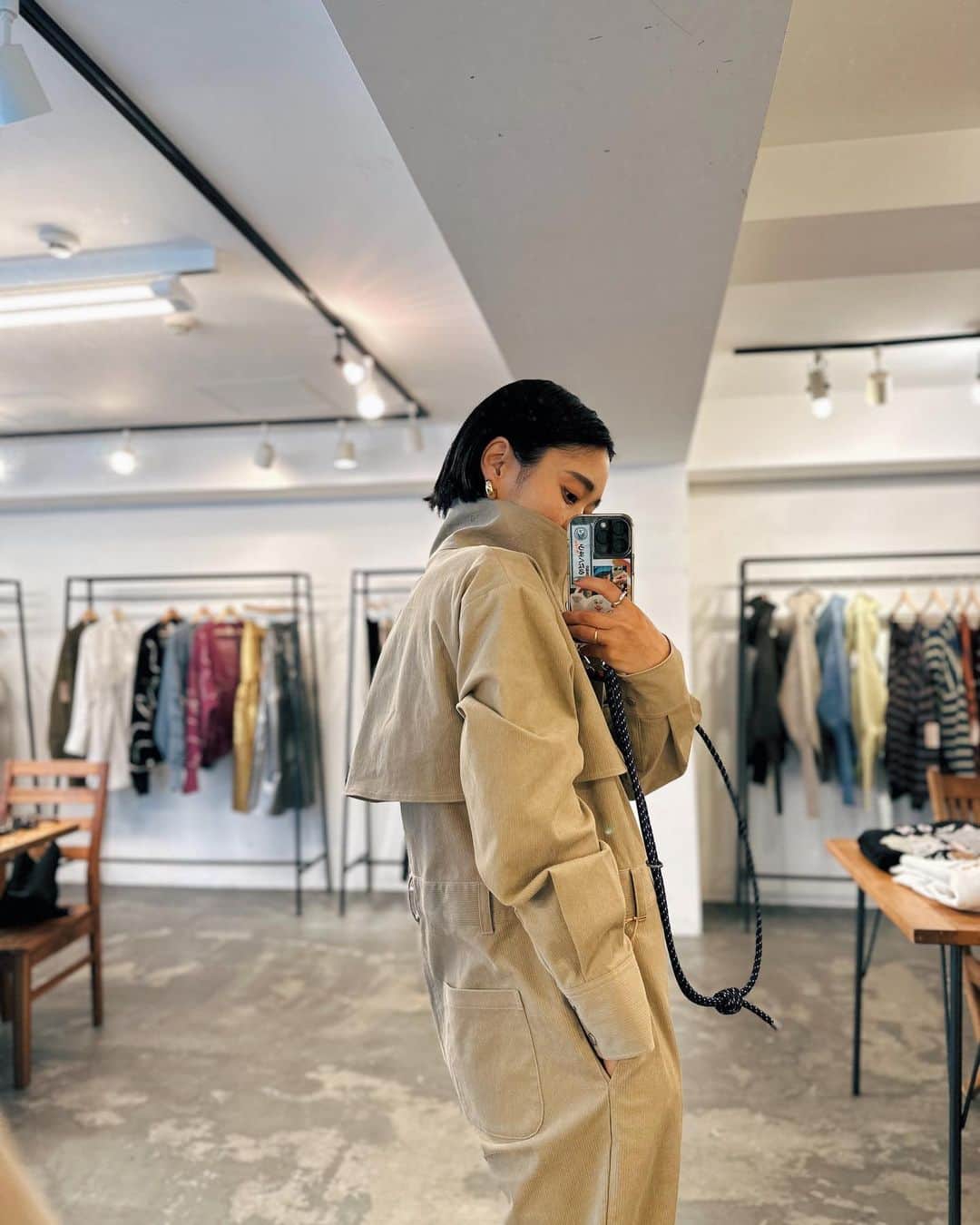 忍舞のインスタグラム：「ワンピ並みに推しの つなぎ💙 コーデュロイのオールインワン  上半身おろして 腕の部分結んで パンツみたいに履いても可愛い✨ 炭黒と色悩み中。。。  ラインを綺麗に見えるようにしたので 作業着感は少なめ👍  ヒールブーツと履いても素敵ね。  2色あるよー  #wom #wom0604 #しのぶんコーデ」
