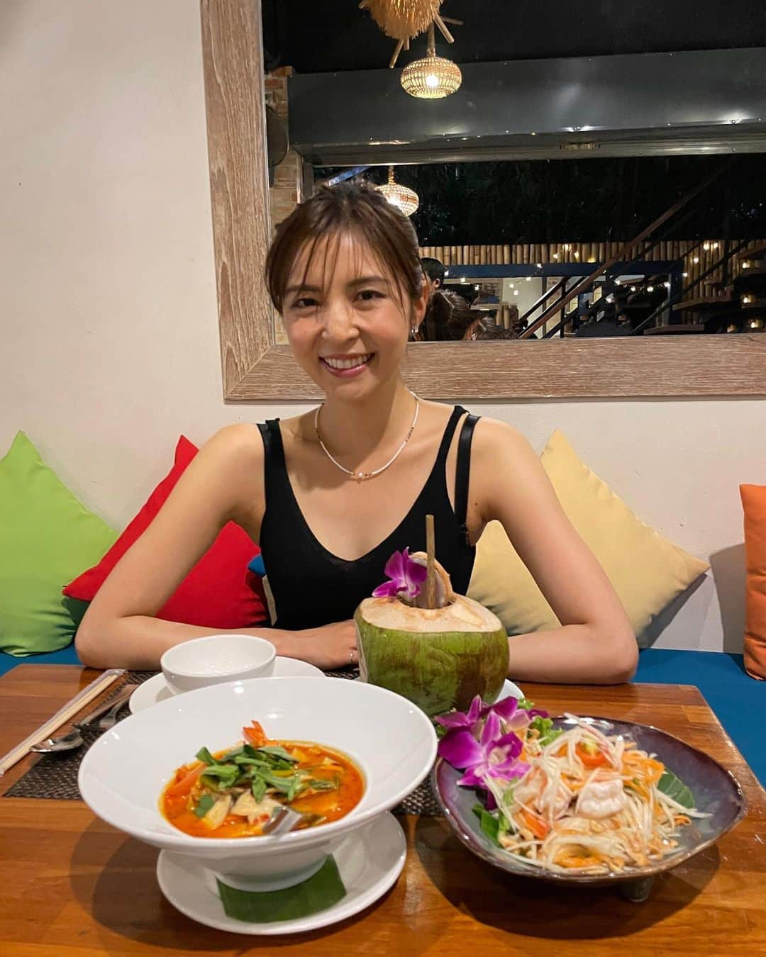 芝彰子さんのインスタグラム写真 - (芝彰子Instagram)「🍽️😋🦐🌿  タイ料理は裏切らない♡  愛して止まないソムタム。  . .」6月24日 11時51分 - akiaki1221