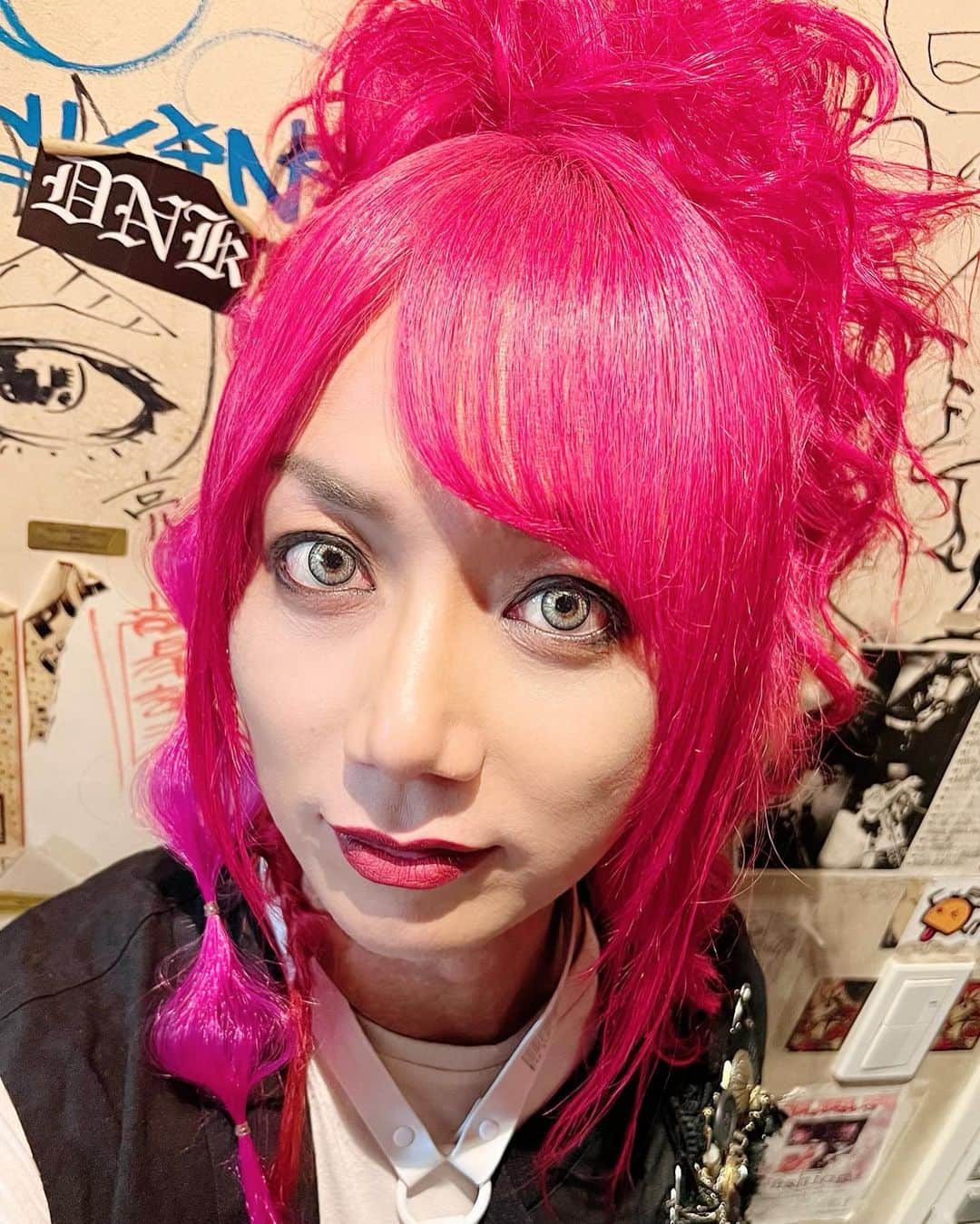 靖乃のインスタグラム：「Kaya姫との昨日のライブ、ホンマ楽しかった🎵 みんなありがとう🌟 初めて観て頂いた方々にも刺さっていれば良いなと思っています 来月の共演もお楽しみに✨🌹✨  #靖乃 #ハイダンシークドロシー #淡路島 #ピン毛」