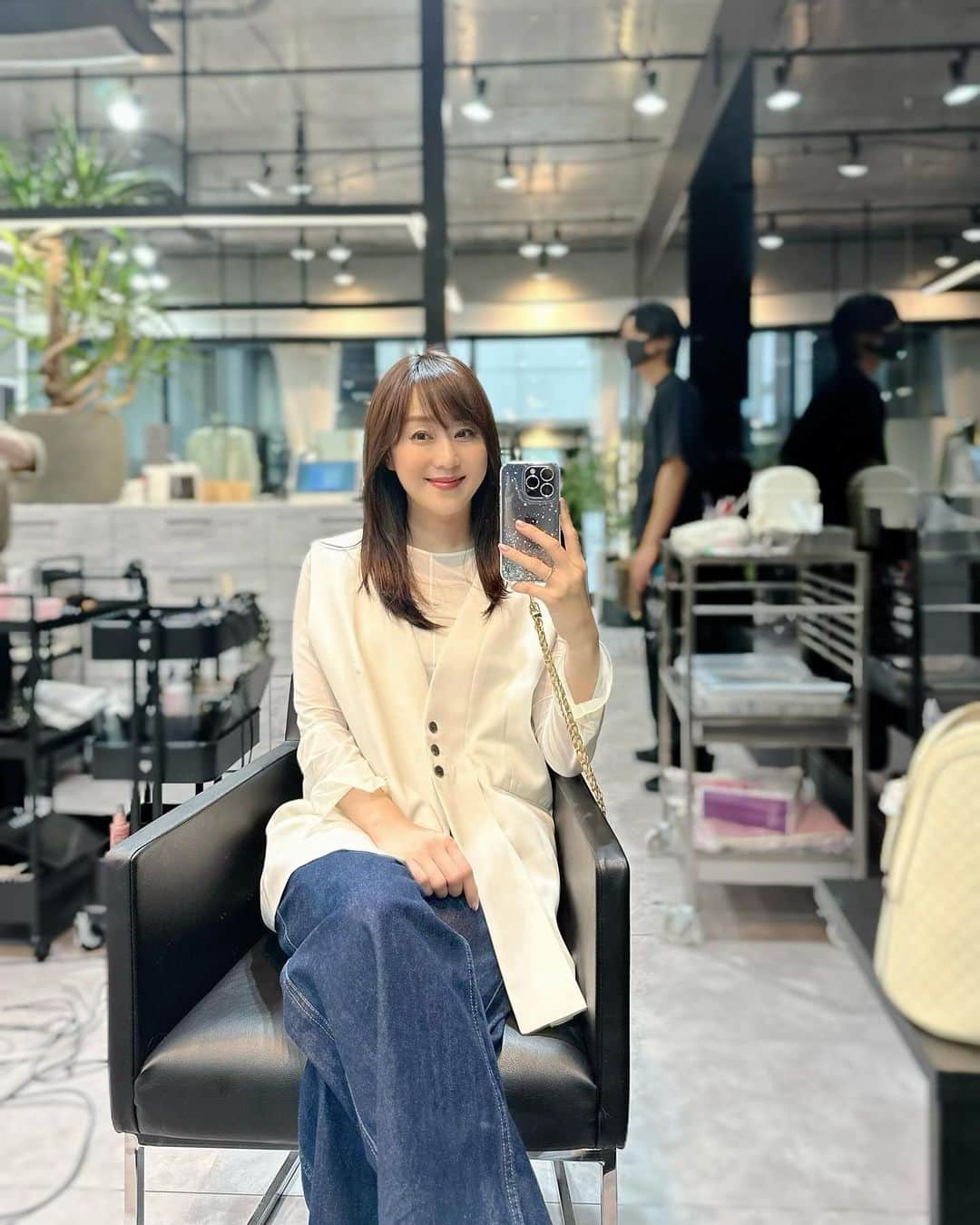 村上麻衣のインスタグラム：「素敵な撮影にお声掛けいただきました🤍  髪の毛はヘアブローを使ってツヤツヤ✨  カットやシャンプーもしていなくてブローだけなのに、こんなに変わるんですね。 サラサラで艶感あって、いつもと印象違う〜🥰  @raimu_9 さん、ステキなヘアスタイルにしてくださり ありがとうございました✨  #サラサラ #サラサラヘアー #ストレートヘア」