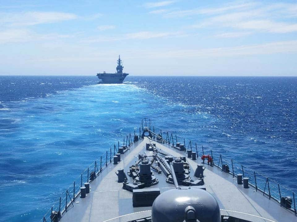 海上自衛隊さんのインスタグラム写真 - (海上自衛隊Instagram)「蒼く輝く#航跡 🚢 今日も洋上を突き進みます🌊  #ファインダー越しの世界 #いずも #さみだれ」6月24日 12時00分 - jmsdf_pr