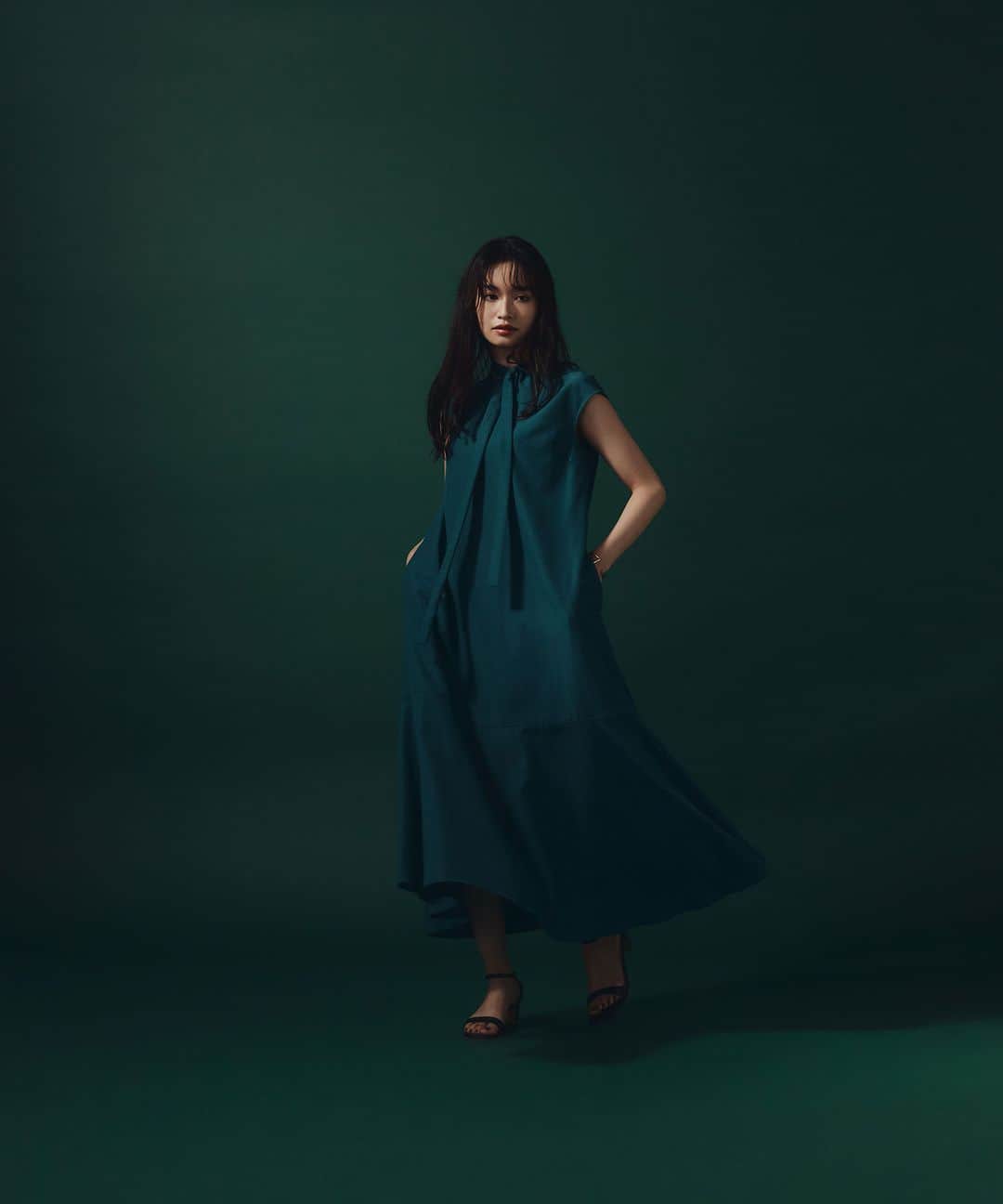 NATURAL BEAUTY BASICのインスタグラム：「Find fall Colors  ✔リボンタイ付マキシワンピース ¥12,980 tax in color:グリーン/クロ/ブラウン size:M/PS #0173240700 7月中旬-下旬入荷予定  ✔ウエストシャーリングティアードワンピース ¥13,970 tax in color:ピスタチオグリーン/クロ/カシス size:M/PS #0173240770 7月中旬-下旬入荷予定  ✔楊柳プリーツノースリーブブラウス ¥6,930 tax in color:ディープグリーン/クロ/モカチャコール size:S/M #0173210740 7月中旬-下旬入荷予定  ✔ハイウエストベルテッドパンツ ¥9,900 tax in color:杢グレー/クロ size:S/M/PS #0173130411 7月中旬-下旬入荷予定  ---------------------------  Find fall Colors  半歩先を意識して…これから夏に向かう季節ですが、秋カラーを取り入れるだけで、先取り感だけでなく、夏はもちろん、秋まで長く着られます。 まだ暑いから素材は夏素材に、秋冬を予感させるトレンドカラーをちょっとだけスパイスに。 季節の変わりめもおしゃれを楽しんで！  NBB公式アプリのホーム「NEWS」から詳細をご覧いた だけます。  ✔商品のラインナップはタグ付けをチェック🏷  #晩夏 #秋先取り #秋カラー #夏 #夏コーデ #お出かけコーデ #オフィスコーデ #オフィスカジュアル #通勤コーデ #ワンピースコーデ#大人可愛い #カラーコーデ#着回しコーデ #きれいめカジュアル#ベーシックコーデ #ベーシック#ナチュラルコーデ #トレンドスタイル #シンプルコーデ#ナチュラルビューティーベーシック #naturalbeautybasicic」