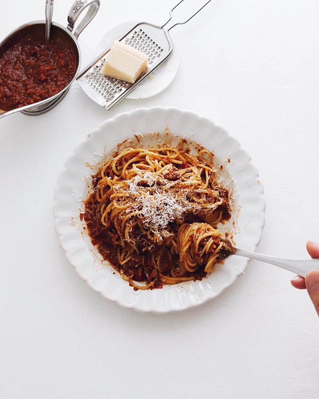 樋口正樹のインスタグラム：「Spaghetti Bolognese 🍝 . 昼にミートソースパスタ。 追いチーズはもちろんの 追いミートの嬉しい仕様🤗 . . . #ミートソース #ボロネーゼ #スパゲッティ #パスタ部 #バリラ #追いチーズ #追いミート #パルミジャーノレッジャーノ #ソースポット活用案 #bolognese #spaghettibolognese #bolognafood #topitalianfood #italyfood #italianfood #lovepasta #pastaitaliana #parmiganoreggiano」