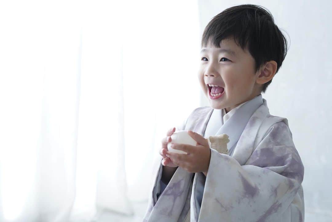のインスタグラム：「人見知り知らずな息子は 写真館でも終始ご機嫌でした¨̮⃝  #3歳 #3歳男の子 #七五三 #七五三撮影 #袴」
